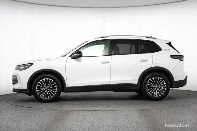 Volkswagen Tiguan view 3