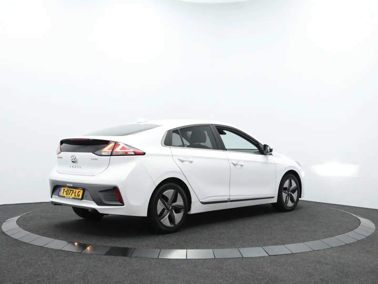 Hyundai IONIQ 1.6 GDi Comfort + | Navigatie | Camera | Premium a Wit - 2