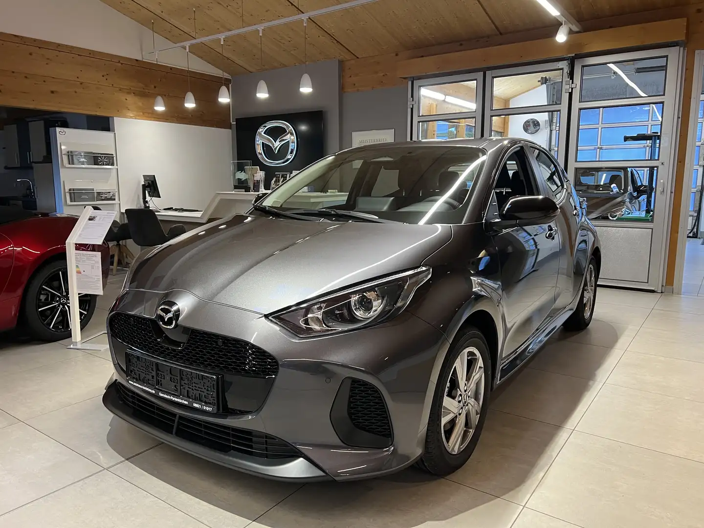 Mazda 2 Hybrid 2024 5HB 1.5L VVT-i 116 PS e-CVT FWD EXCLUS Grau - 2