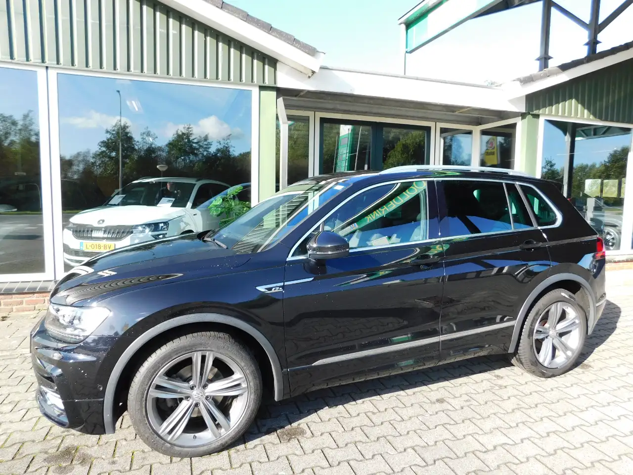 Volkswagen Tiguan 1.4TSI 150PK DSG R-LINE!! Al-in Prijs! Trekhaak! — photo 1 of 33