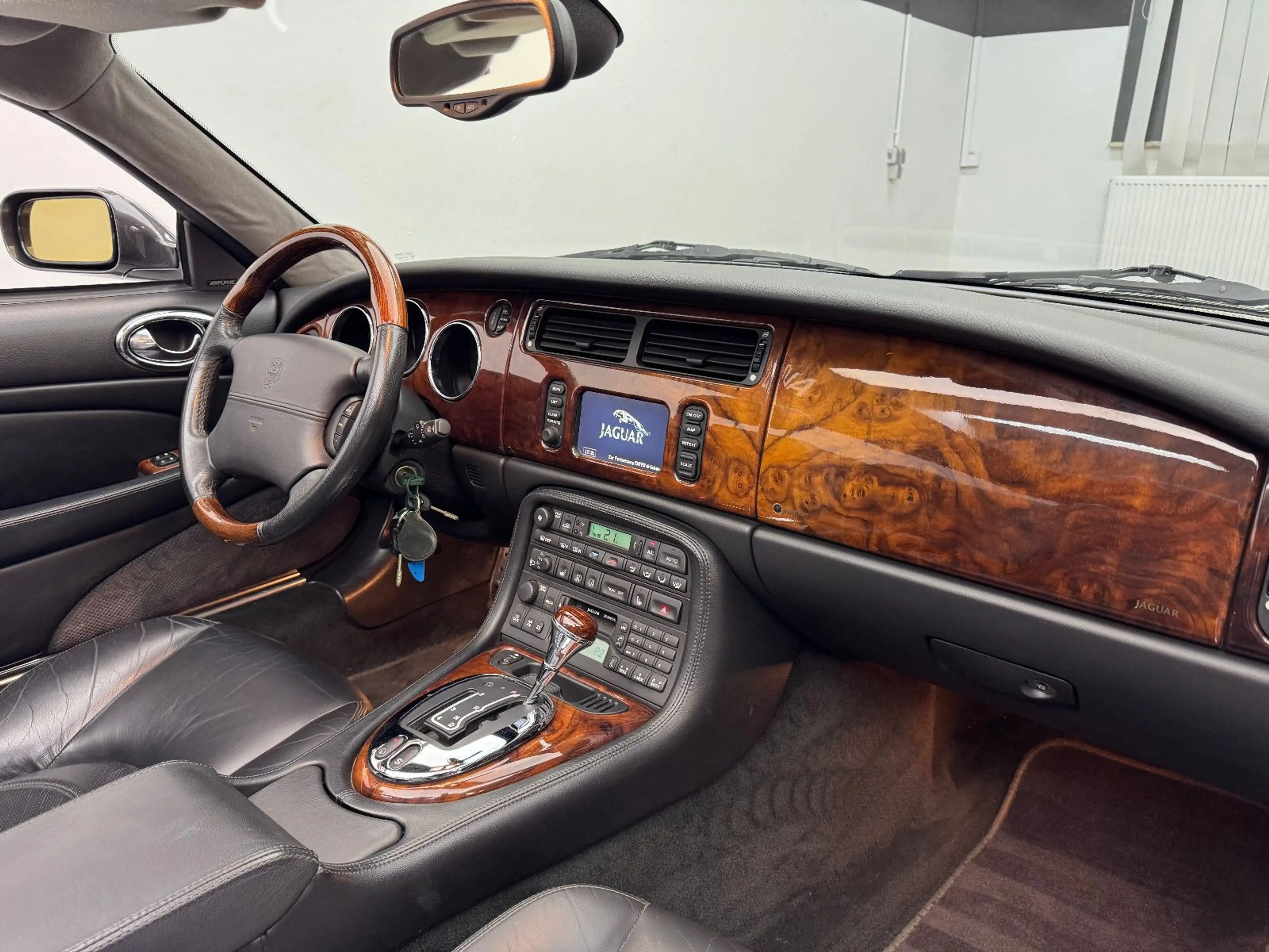 Jaguar XK8 Cabriolet — photo 13