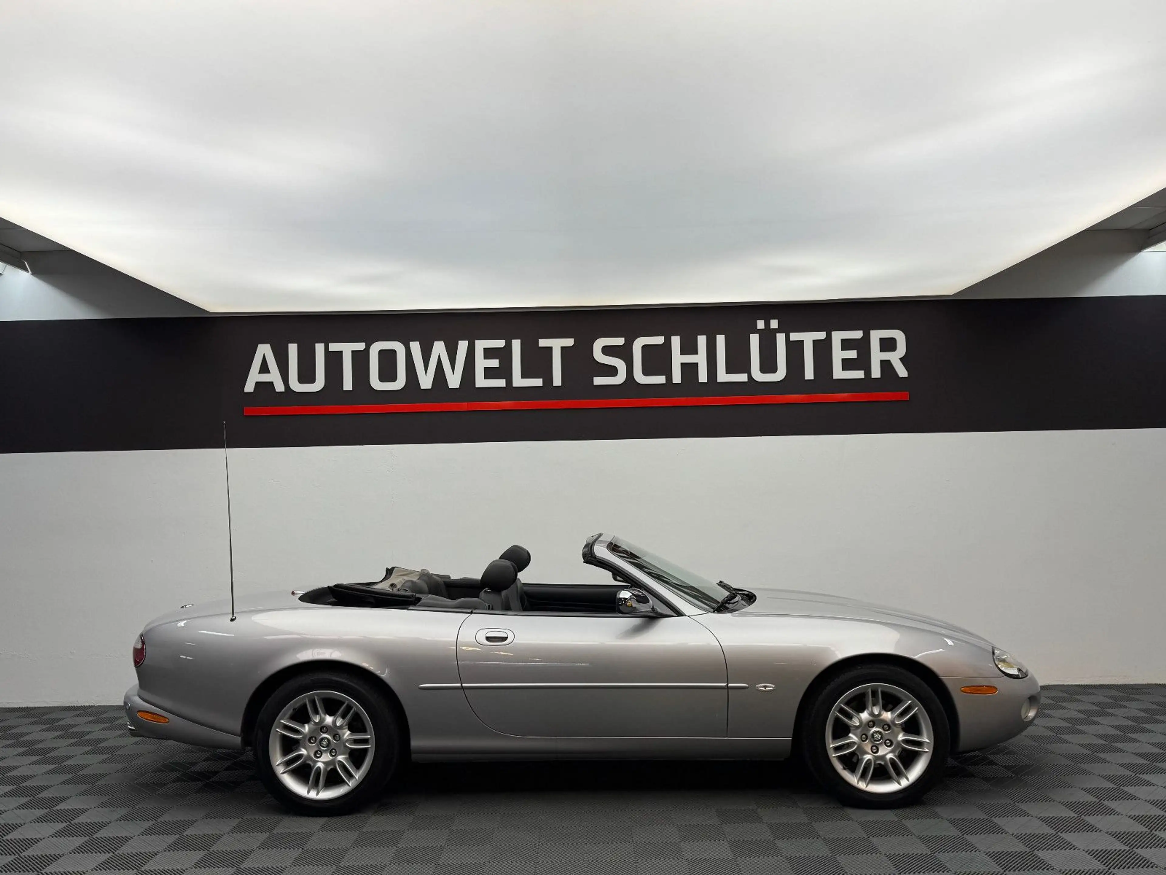 Jaguar XK8 Cabriolet — photo 15