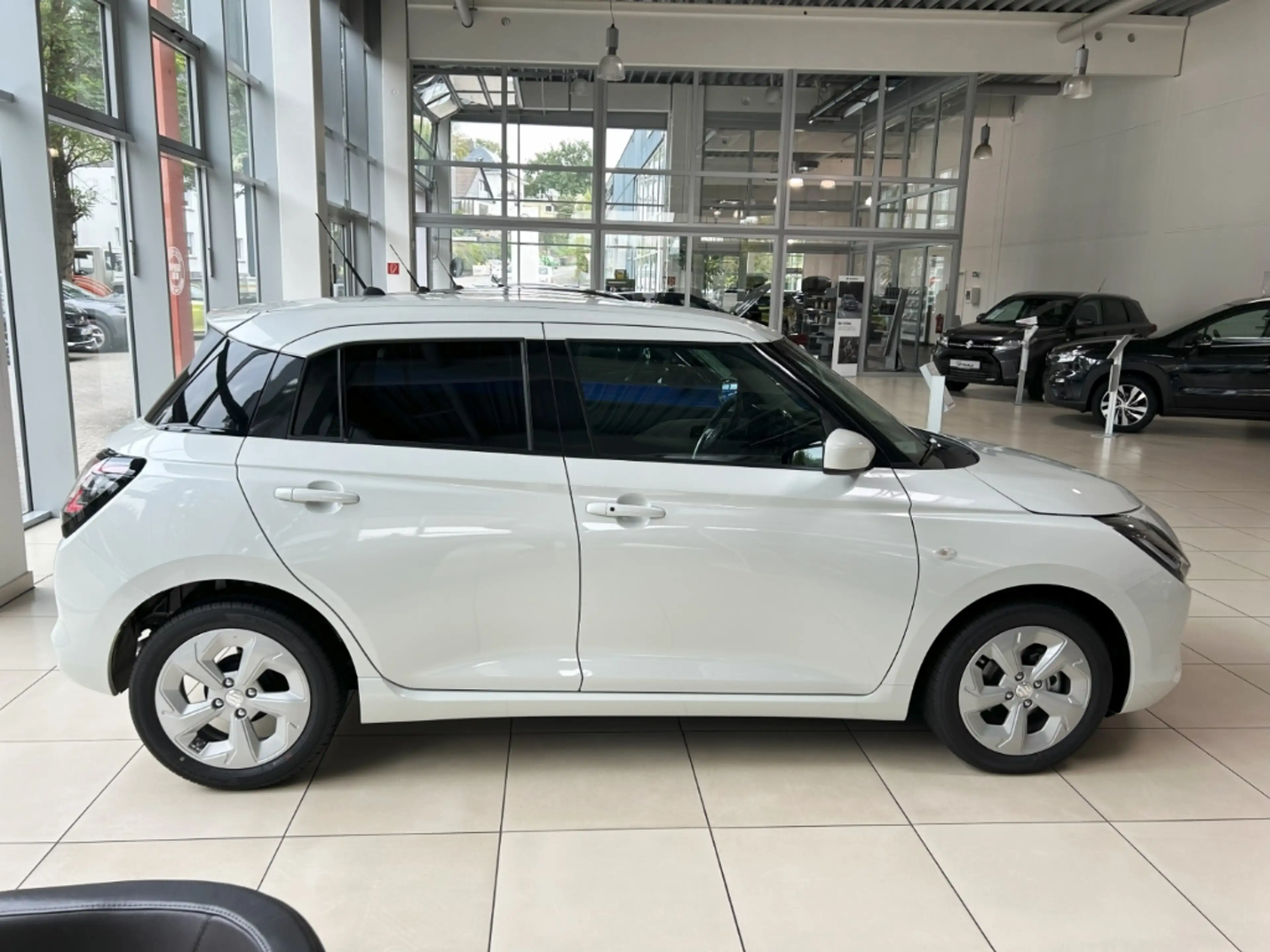 Suzuki Swift 1.2 Comfort Hybrid Nav LED ACC CarPlay SHZ — photo 2