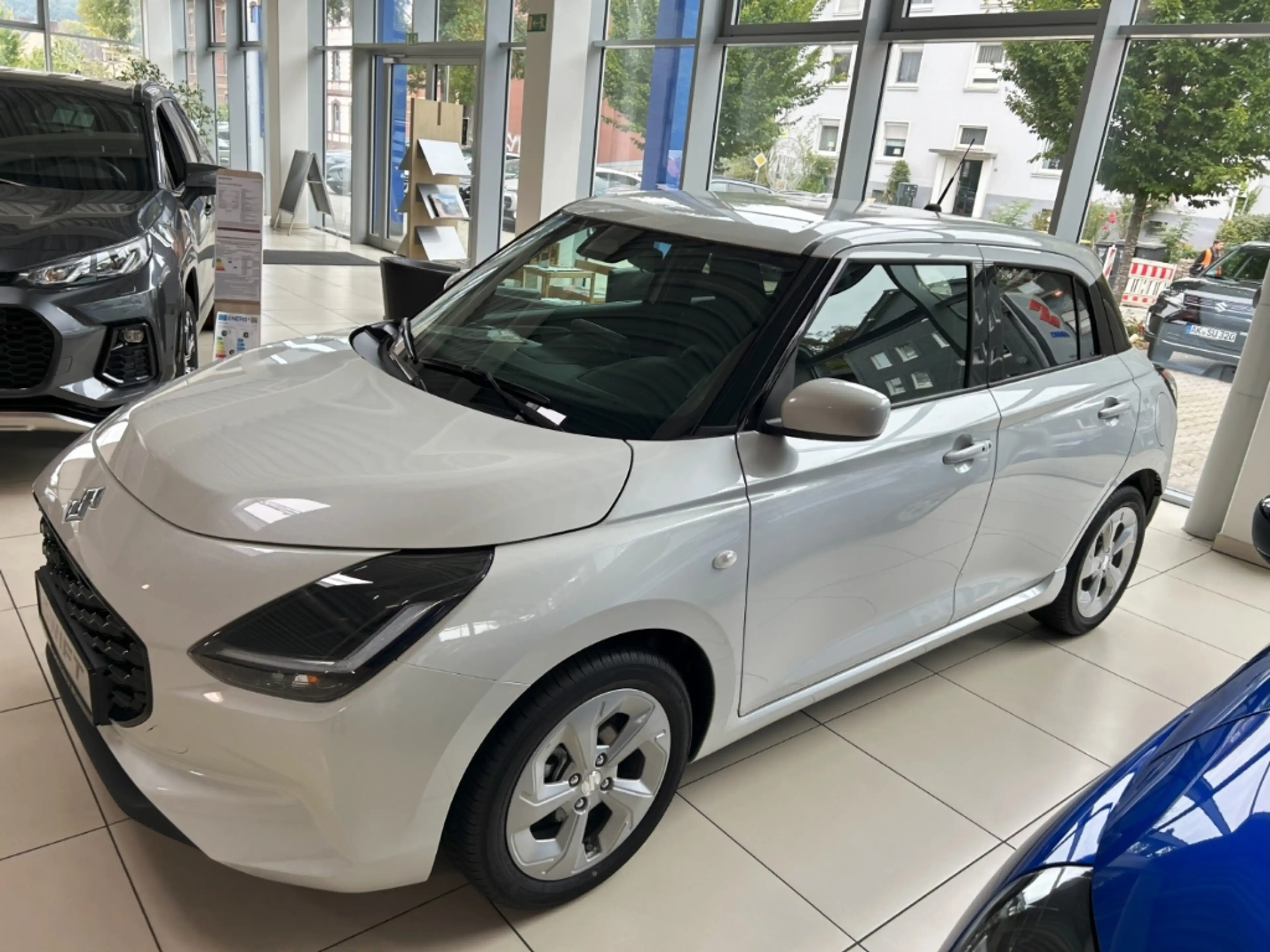 Suzuki Swift 1.2 Comfort Hybrid Nav LED ACC CarPlay SHZ — photo 3