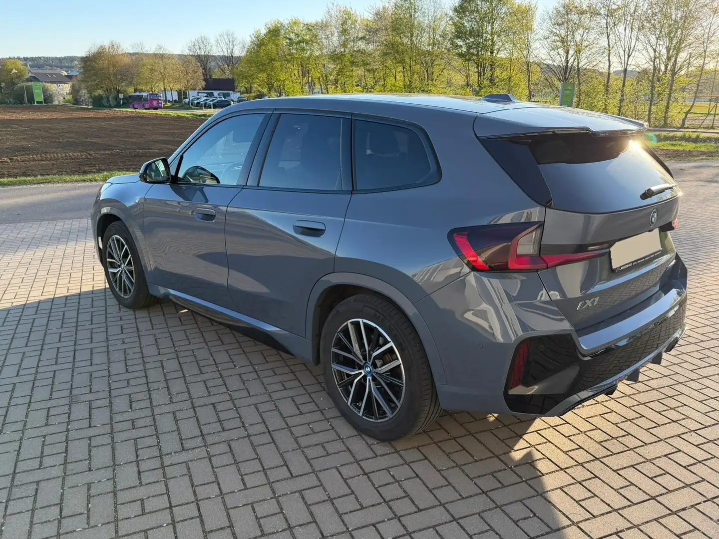 BMW iX1 30 xDrive M Sport AHK ACC BATTERIEZERTIFIKAT Grau - 2