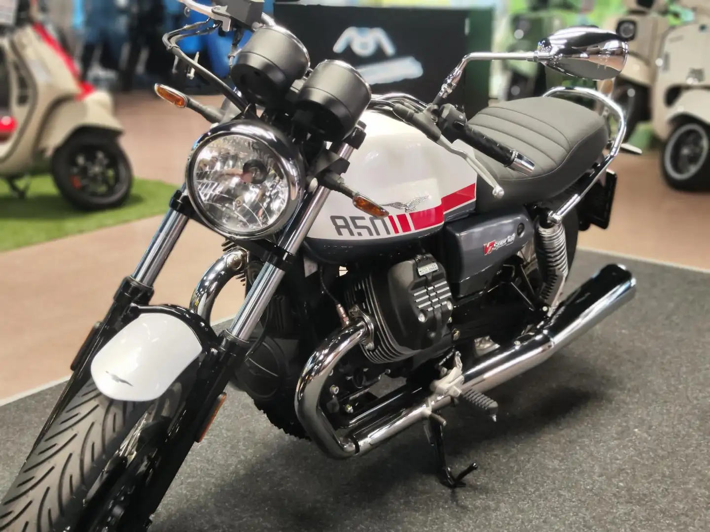 Moto Guzzi V7 IV SPECIAL E5 RED STRIPE Rouge - 1