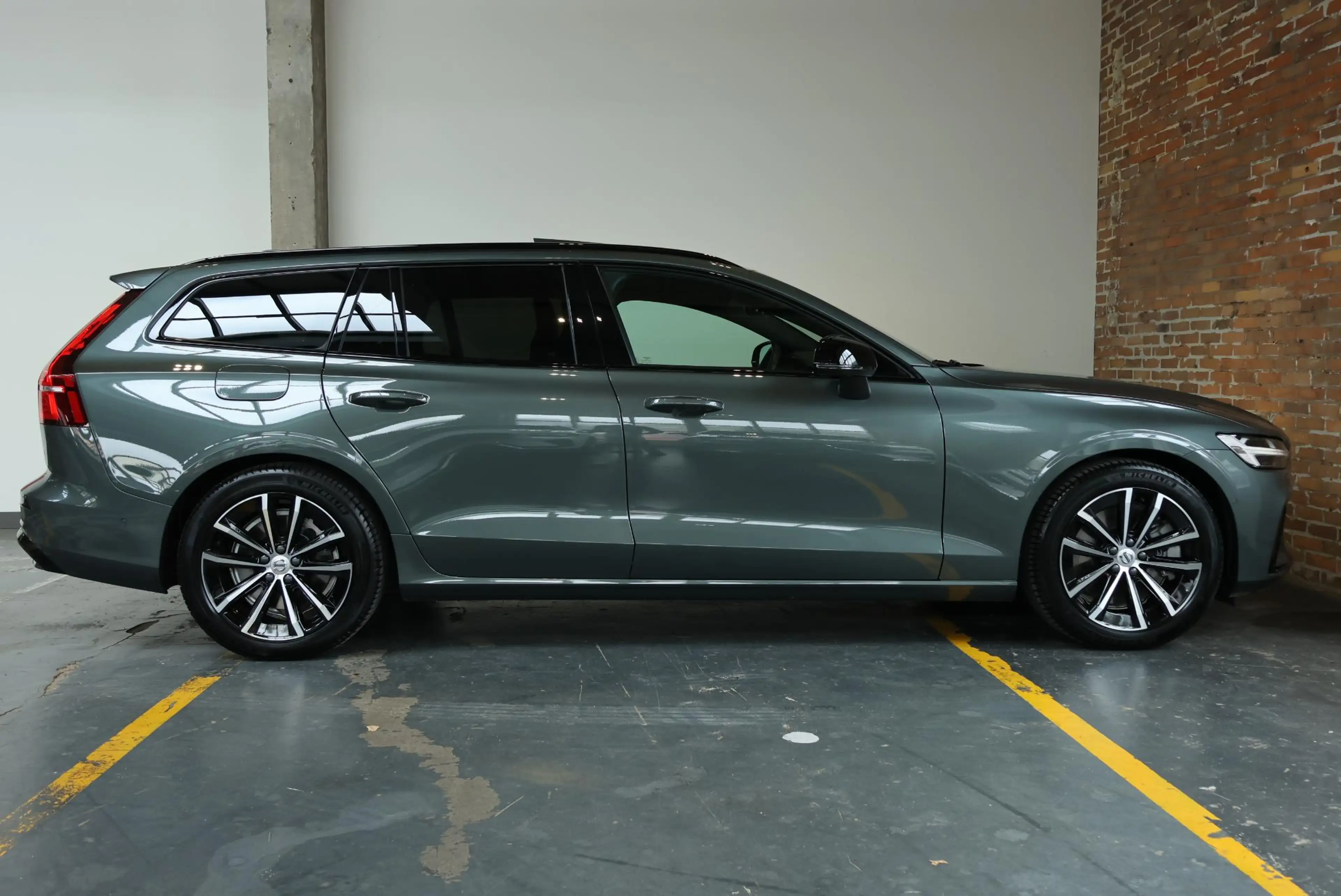 Volvo V60 T8 Plug-in hybrid AWD Plus Dark | Panoramadak | Tr — photo 4