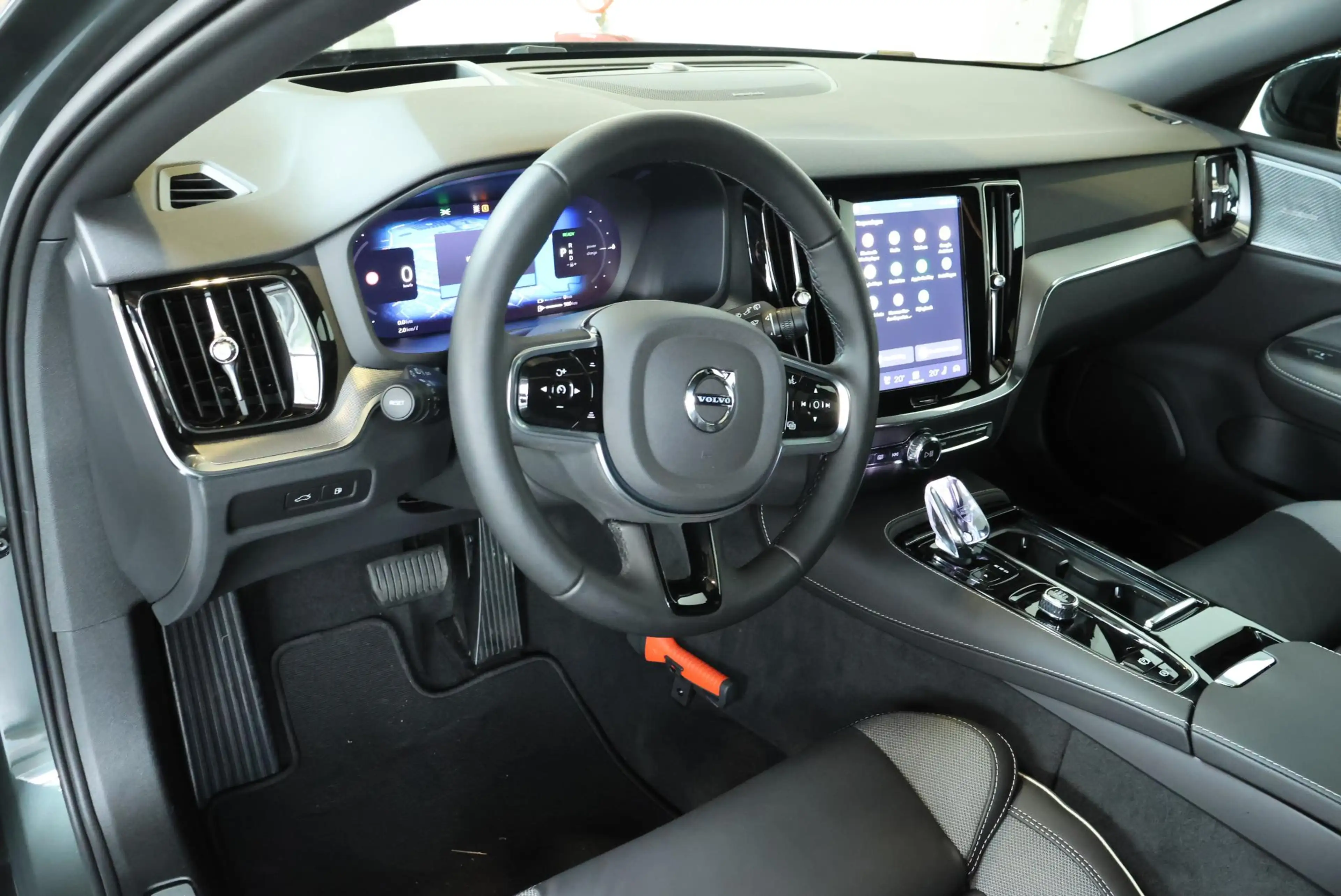 Volvo V60 T8 Plug-in hybrid AWD Plus Dark | Panoramadak | Tr — photo 2