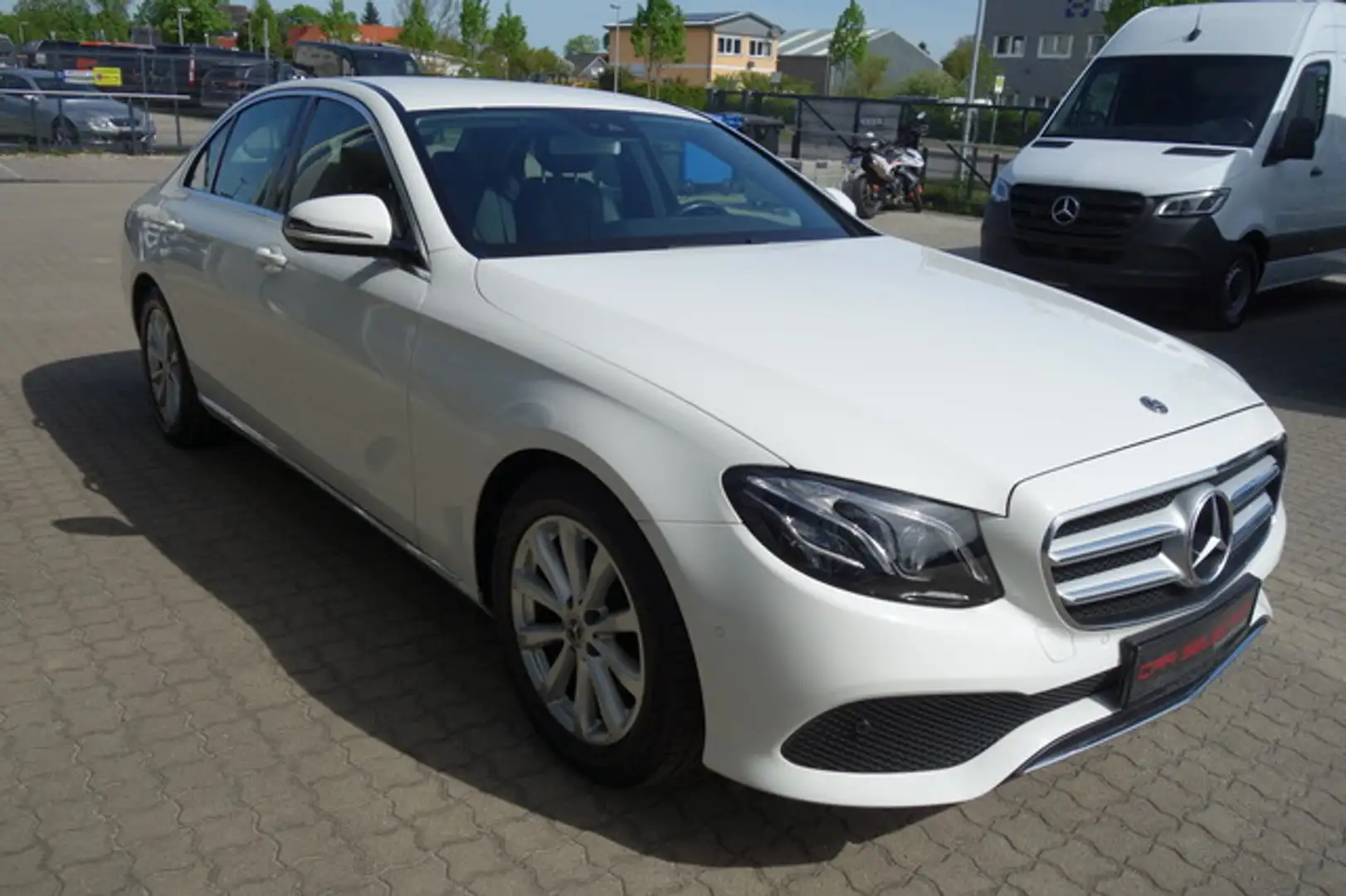 Mercedes-Benz E 220 d Limousine AVANTGARDE LED/KAM/TOTWIN/17" Weiß - 2