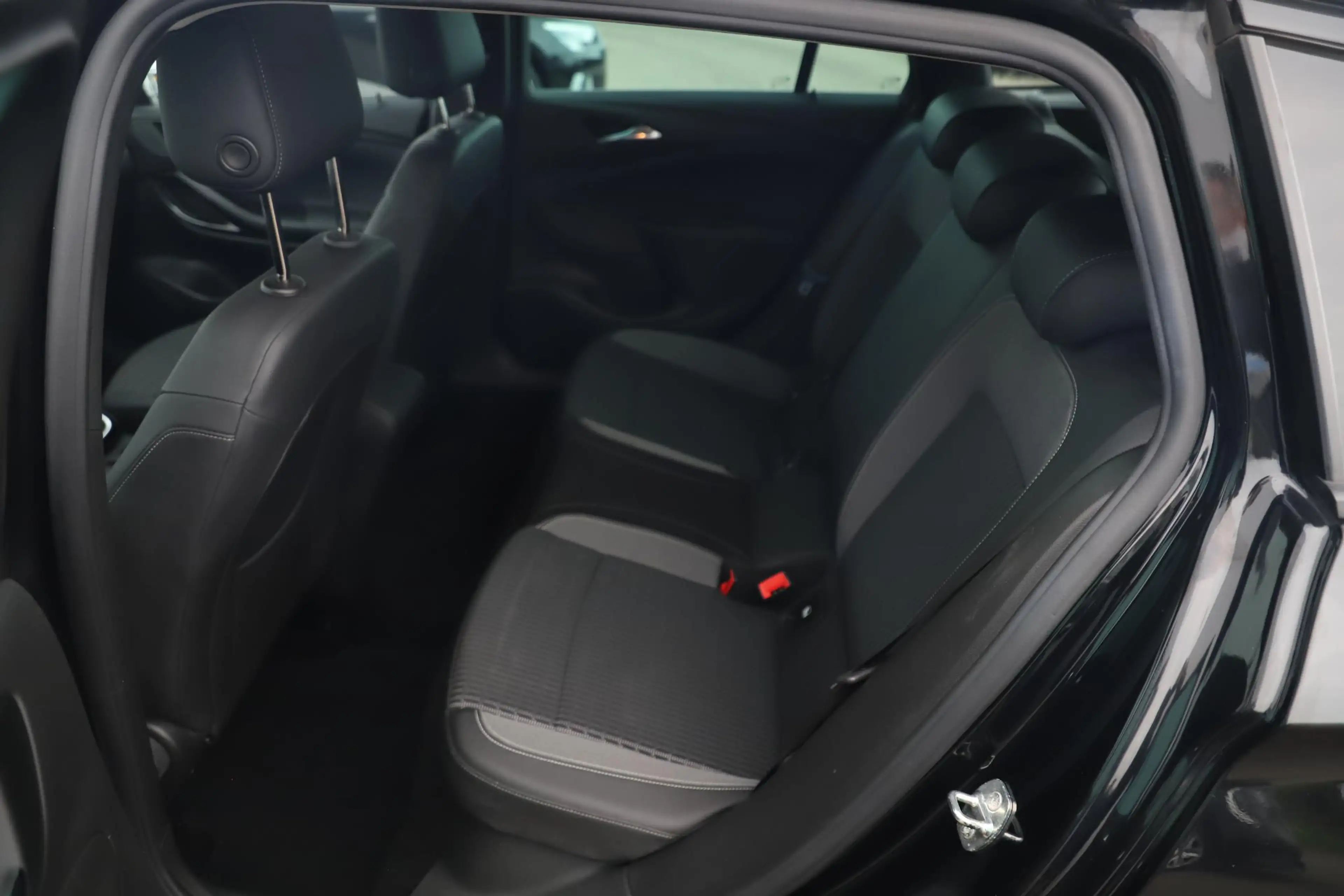 Opel Astra Sports Tourer 1.2 Design & Tech LMV Navigatie Acht — photo 7