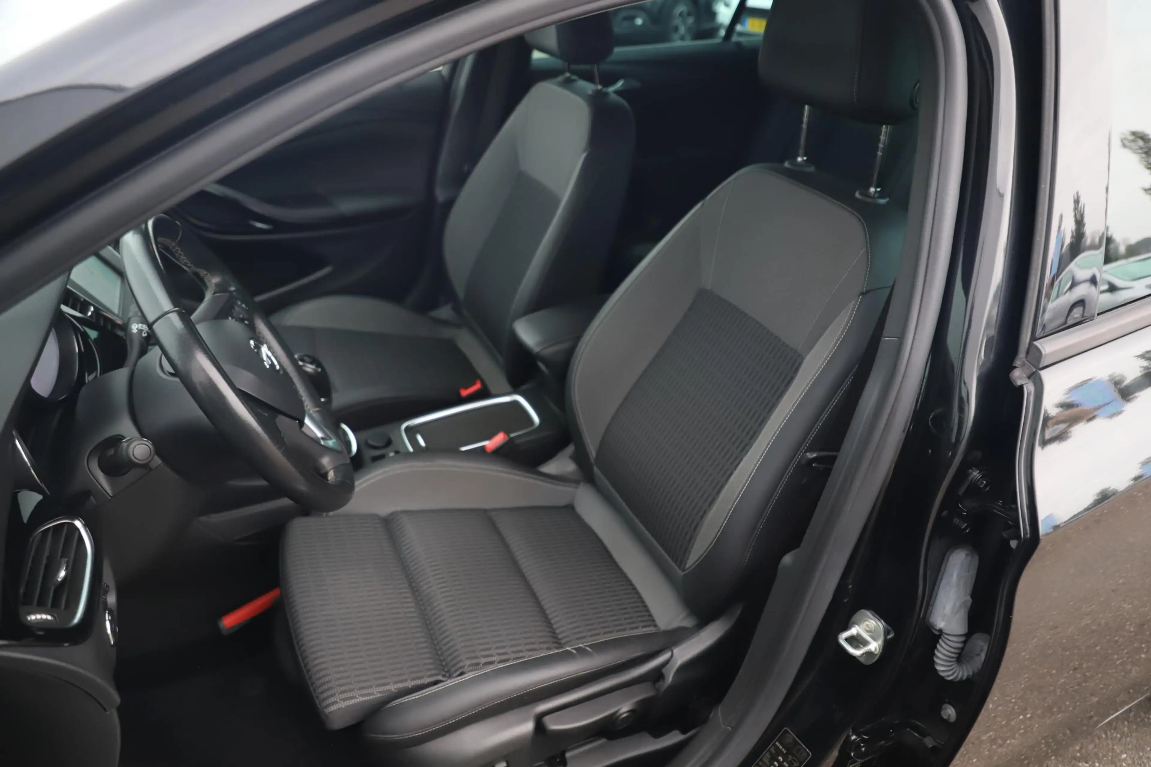 Opel Astra Sports Tourer 1.2 Design & Tech LMV Navigatie Acht — photo 6