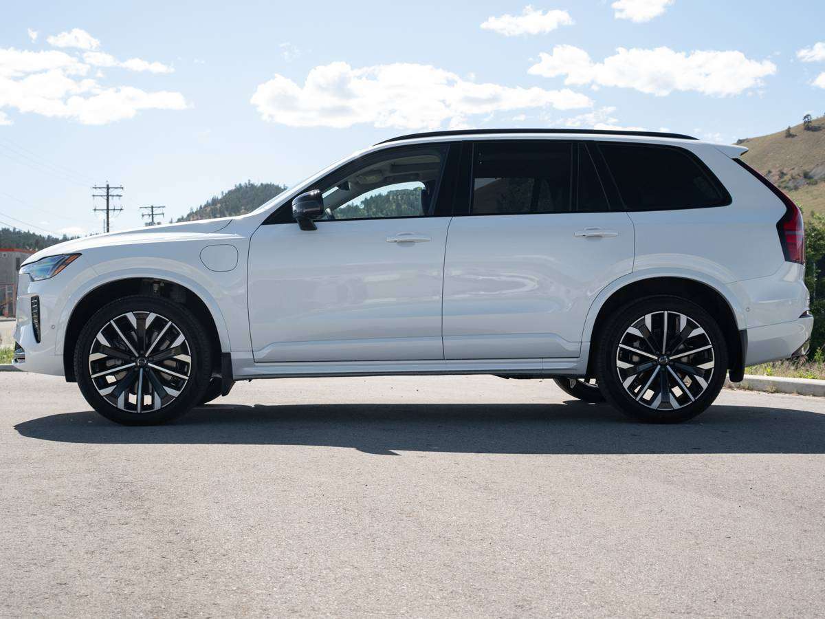 2026 Volvo XC90 T8 ULTRA DARK THEME alt 5