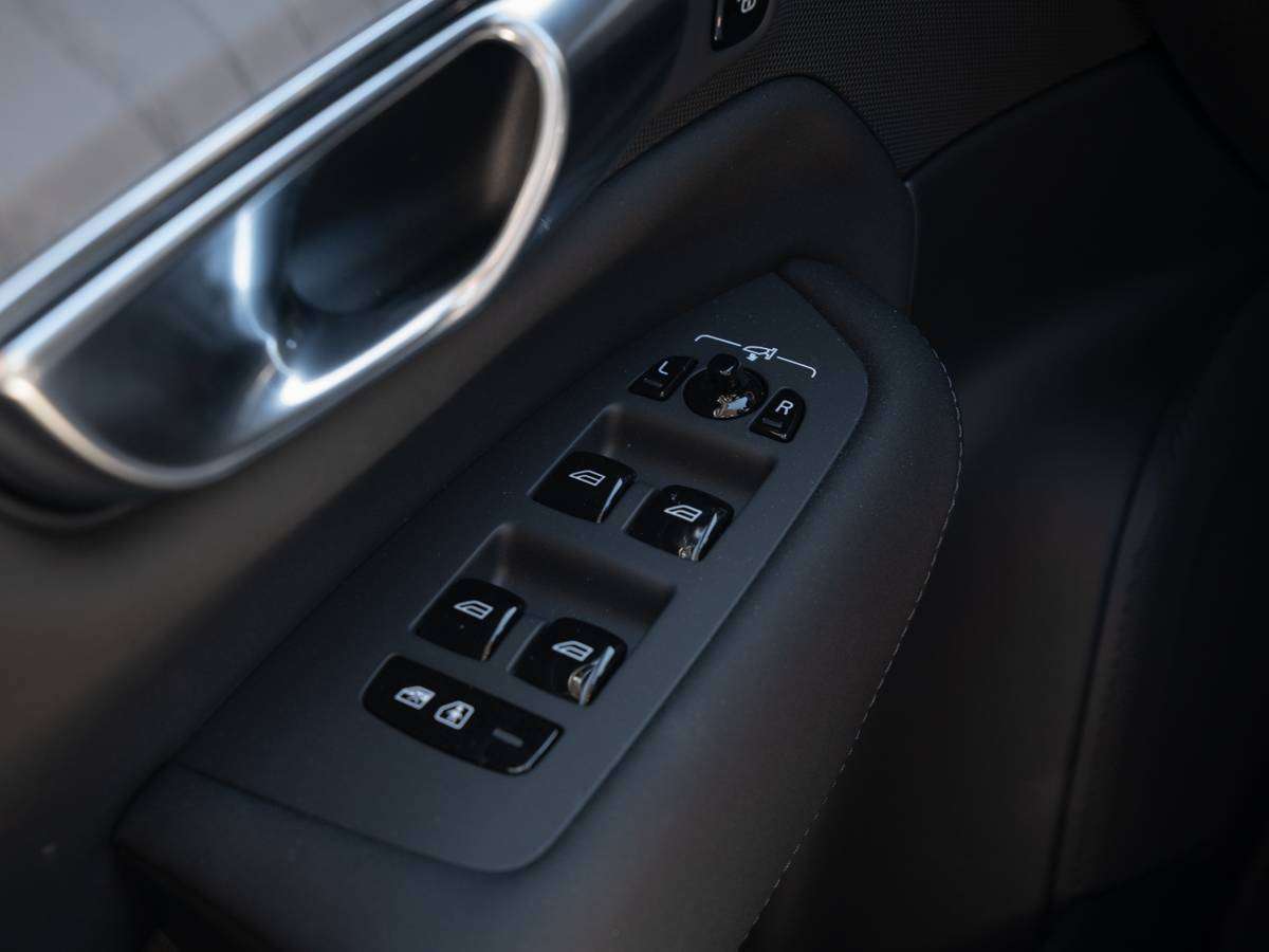 2026 Volvo XC90 T8 ULTRA DARK THEME thumb 9