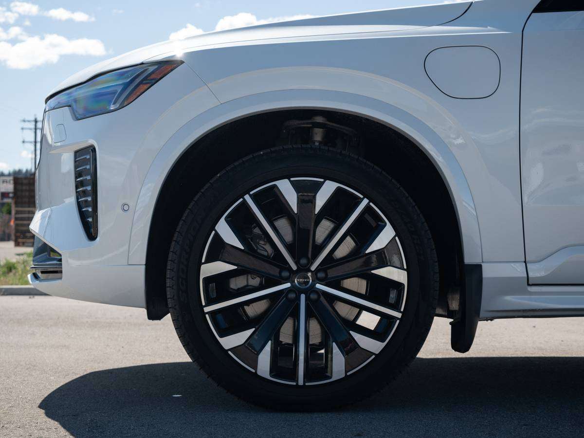 2026 Volvo XC90 T8 ULTRA DARK THEME thumb 8