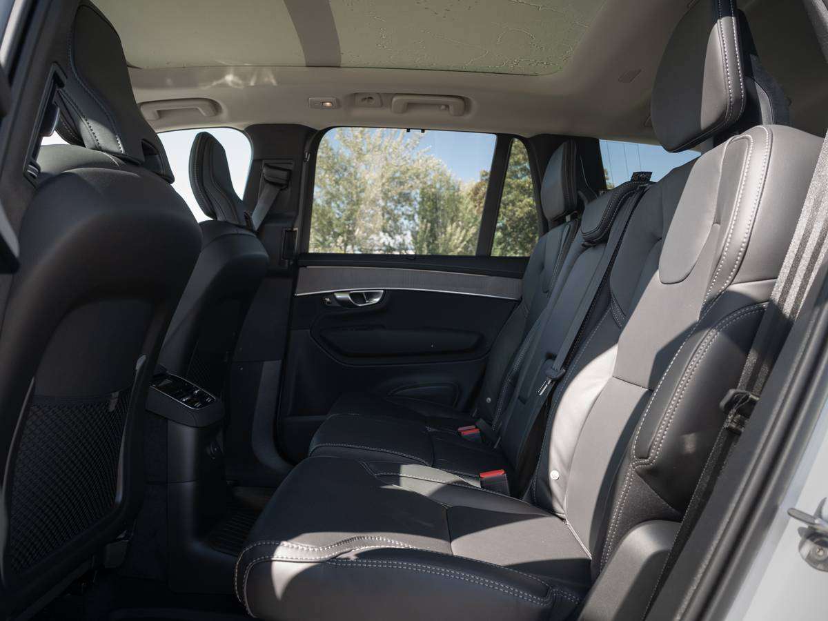 2026 Volvo XC90 T8 ULTRA DARK THEME alt 4
