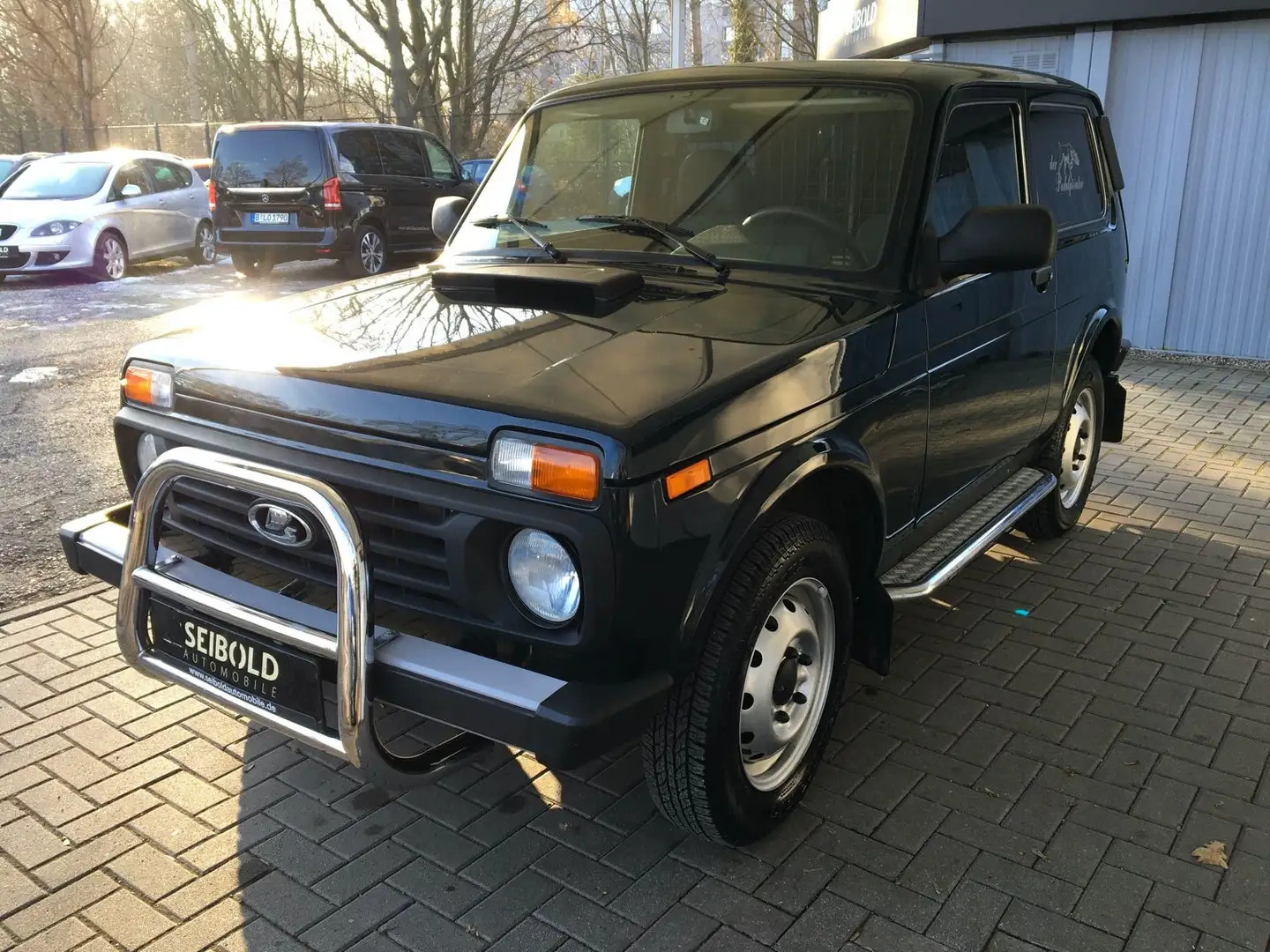 Lada Niva Urban 4x4/2-Sitze/AHK/Trenngitter/Standheiz Grün - 1