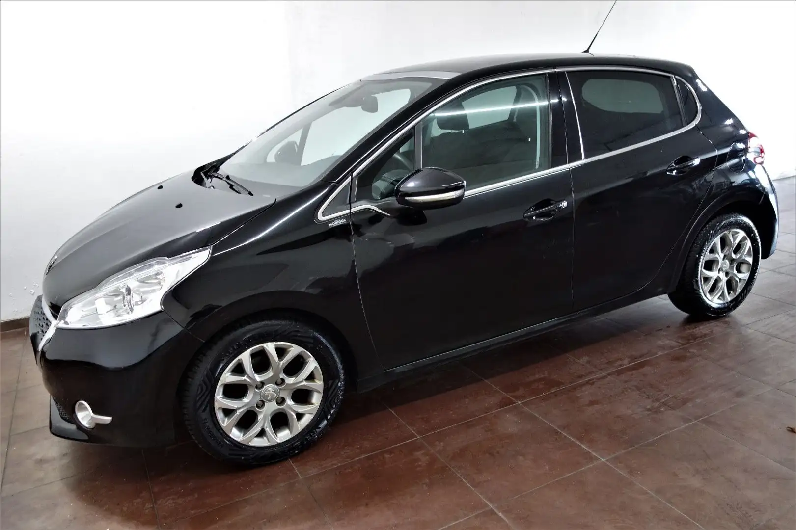 Peugeot 208 1.6 Allure 120 VTI Navi/Panorama/PDC/Klimaau Schwarz - 2