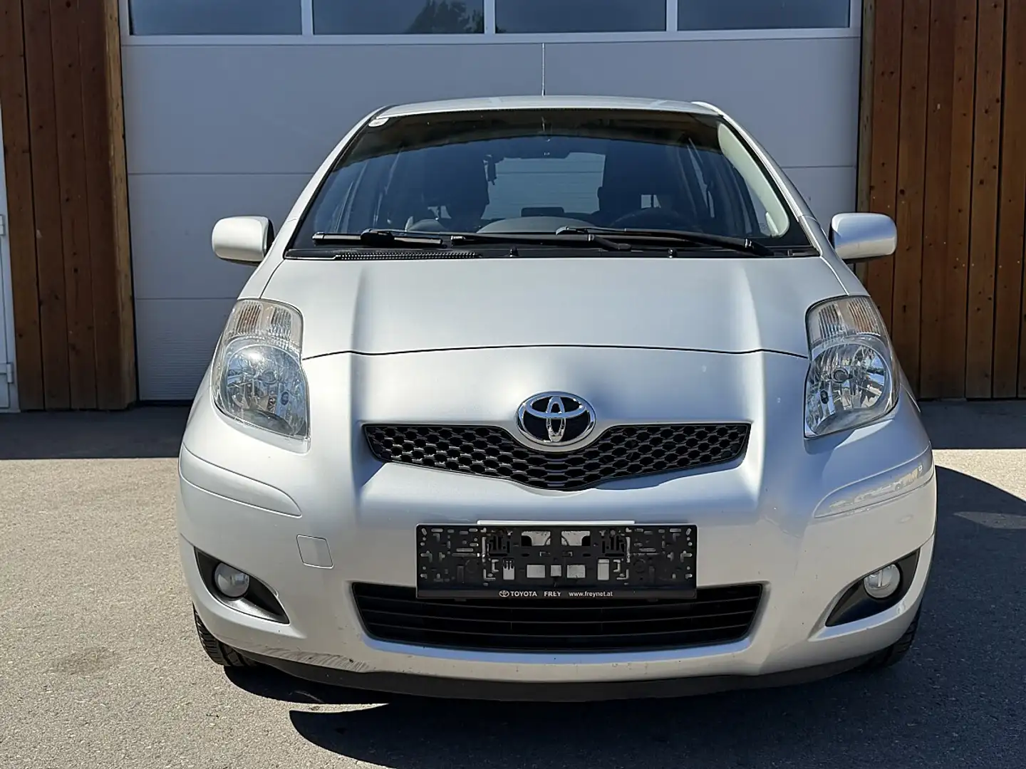 Toyota Yaris 1.0 VVT-i Silber - 2