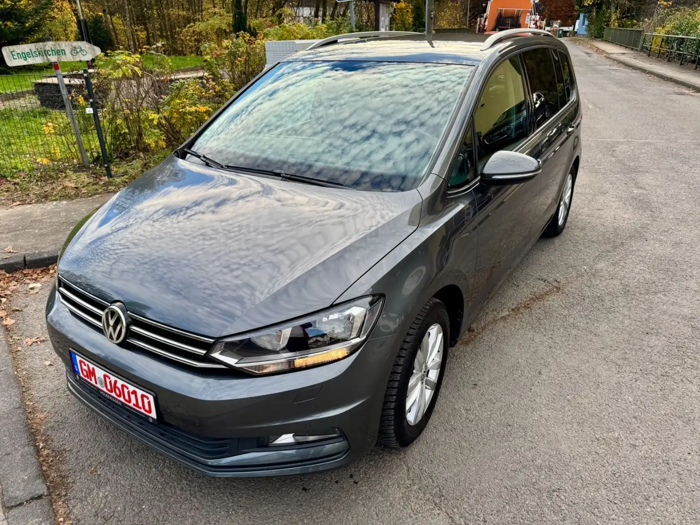 Volkswagen Touran Comfortline Aut.7SitzKameraEKlappeGaranti Grau - 2