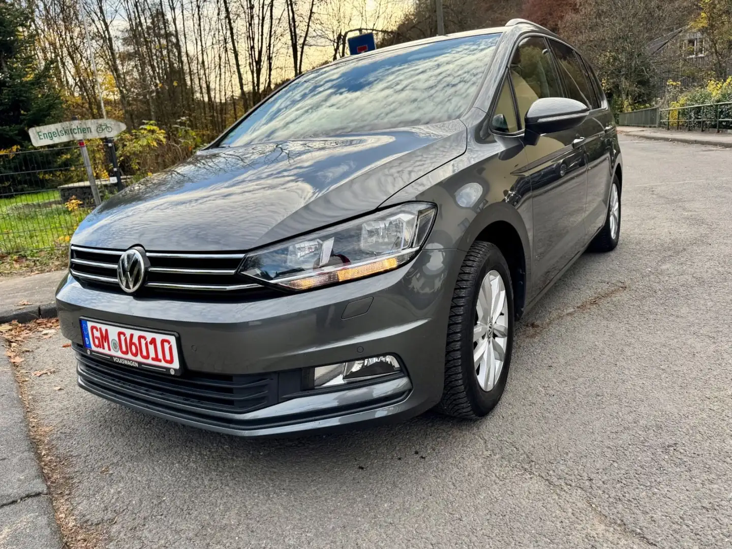 Volkswagen Touran Comfortline Aut.7SitzKameraEKlappeGaranti Grau - 1