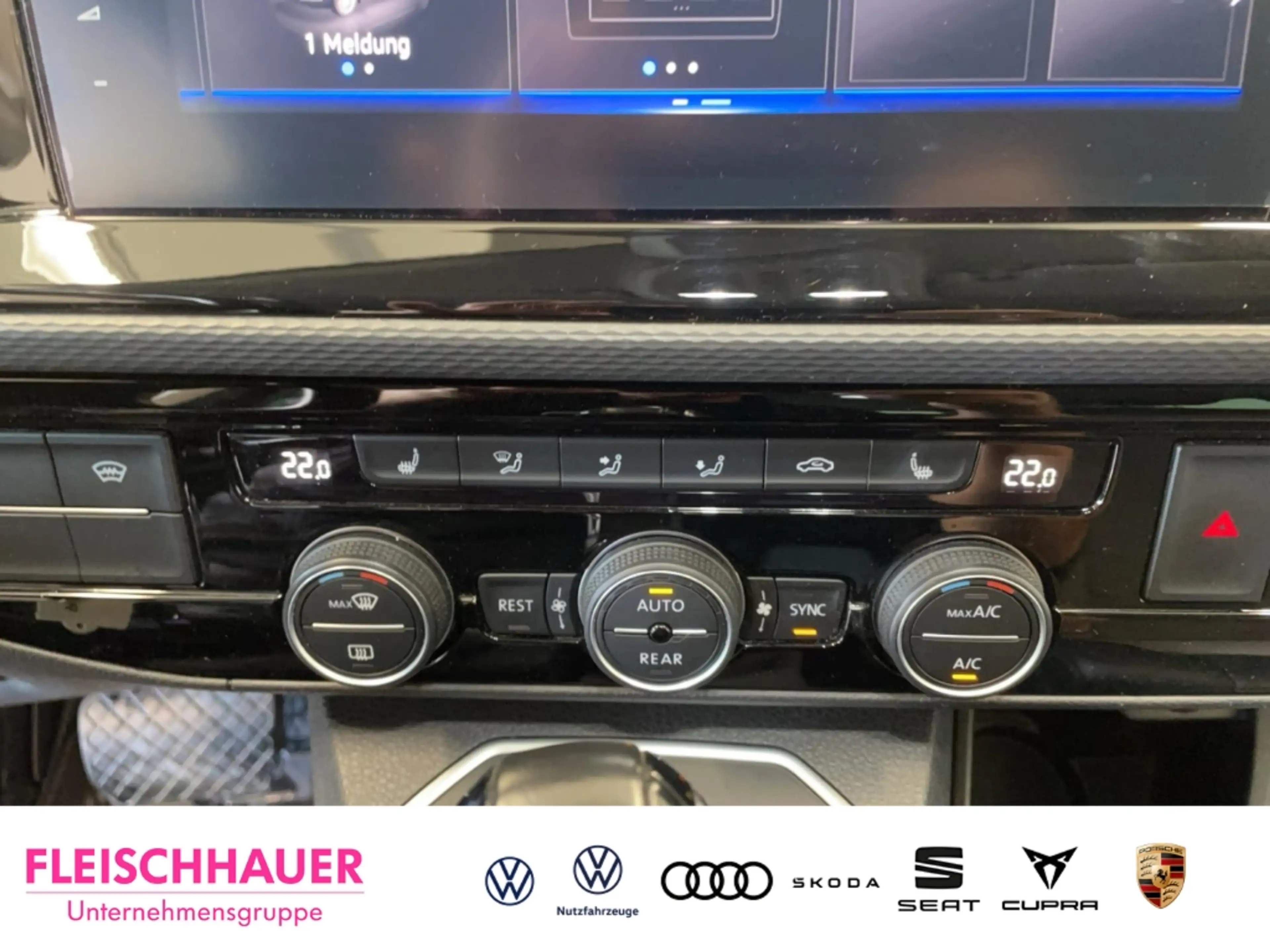 Volkswagen T6.1 Multivan 2,0 TDI 4MOTION Generation Six ACC LED AHK CarPlay — photo 14