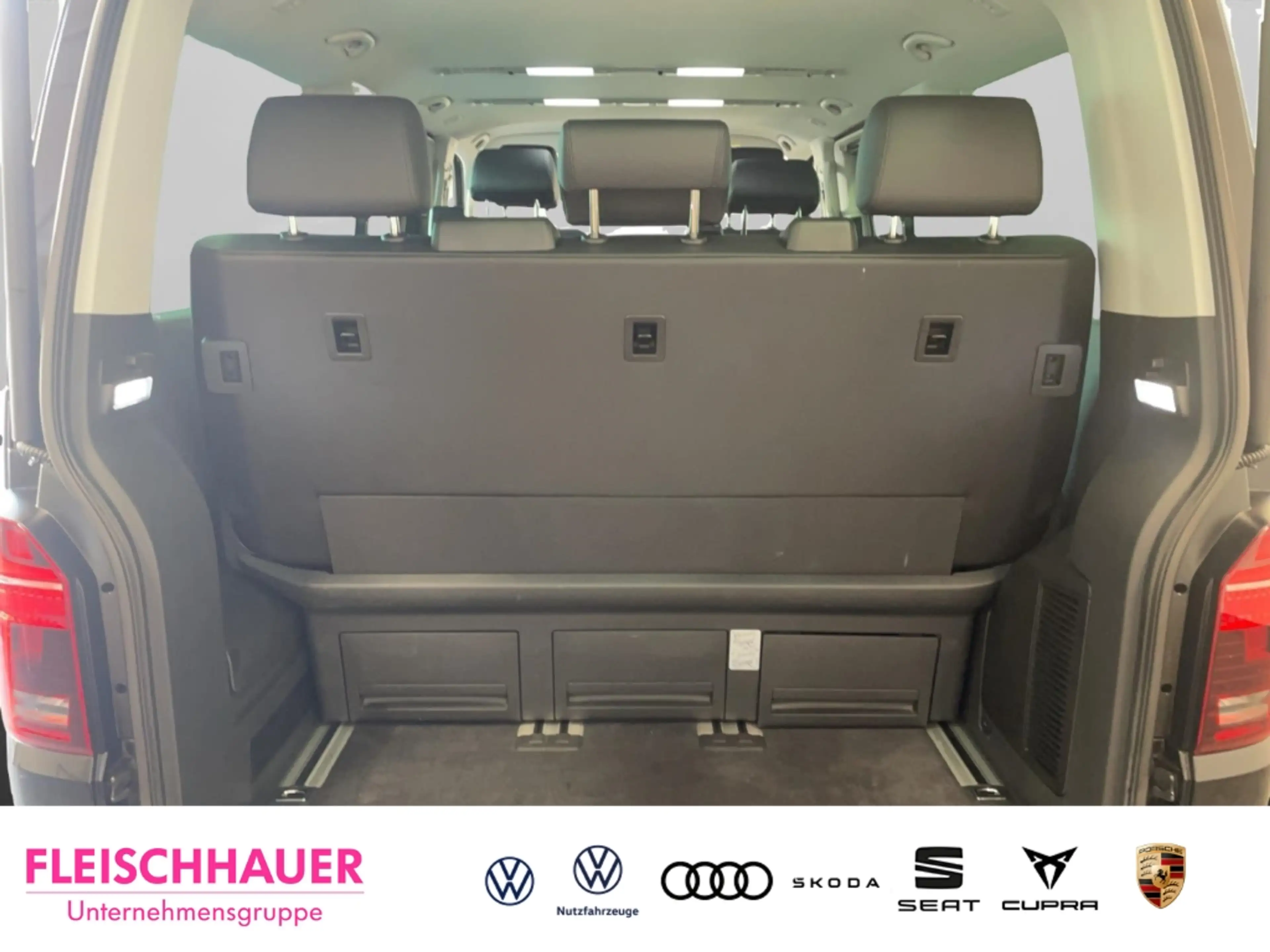 Volkswagen T6.1 Multivan 2,0 TDI 4MOTION Generation Six ACC LED AHK CarPlay — photo 7