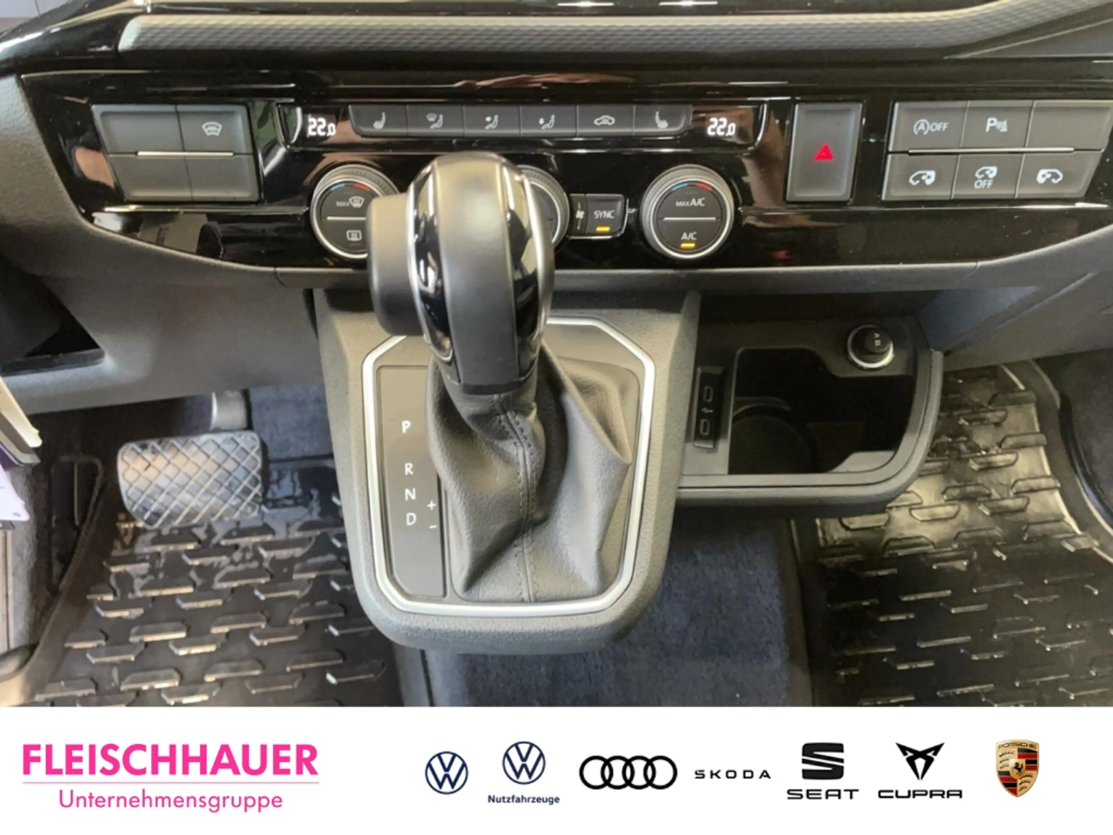 Volkswagen T6.1 Multivan 2,0 TDI 4MOTION Generation Six ACC LED AHK CarPlay — photo 13