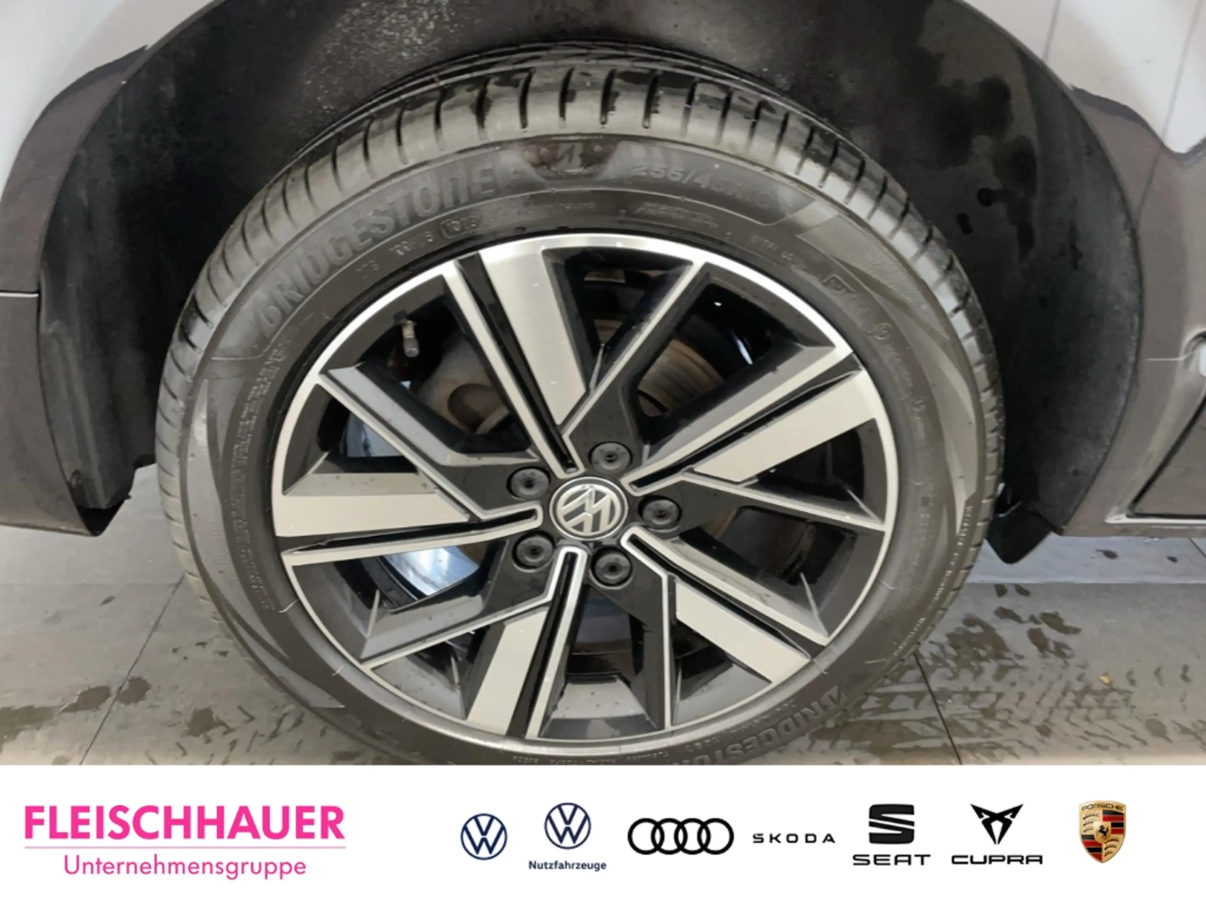 Volkswagen T6.1 Multivan 2,0 TDI 4MOTION Generation Six ACC LED AHK CarPlay — photo 8