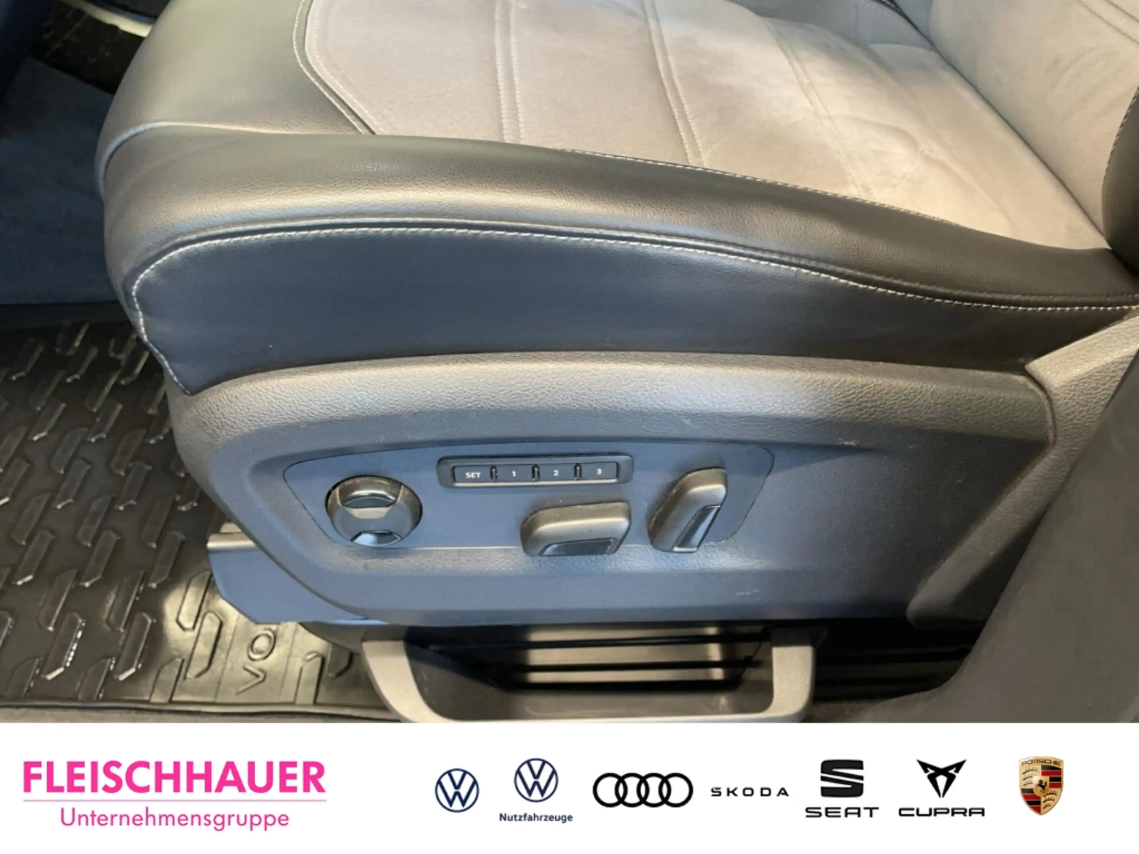 Volkswagen T6.1 Multivan 2,0 TDI 4MOTION Generation Six ACC LED AHK CarPlay — photo 18