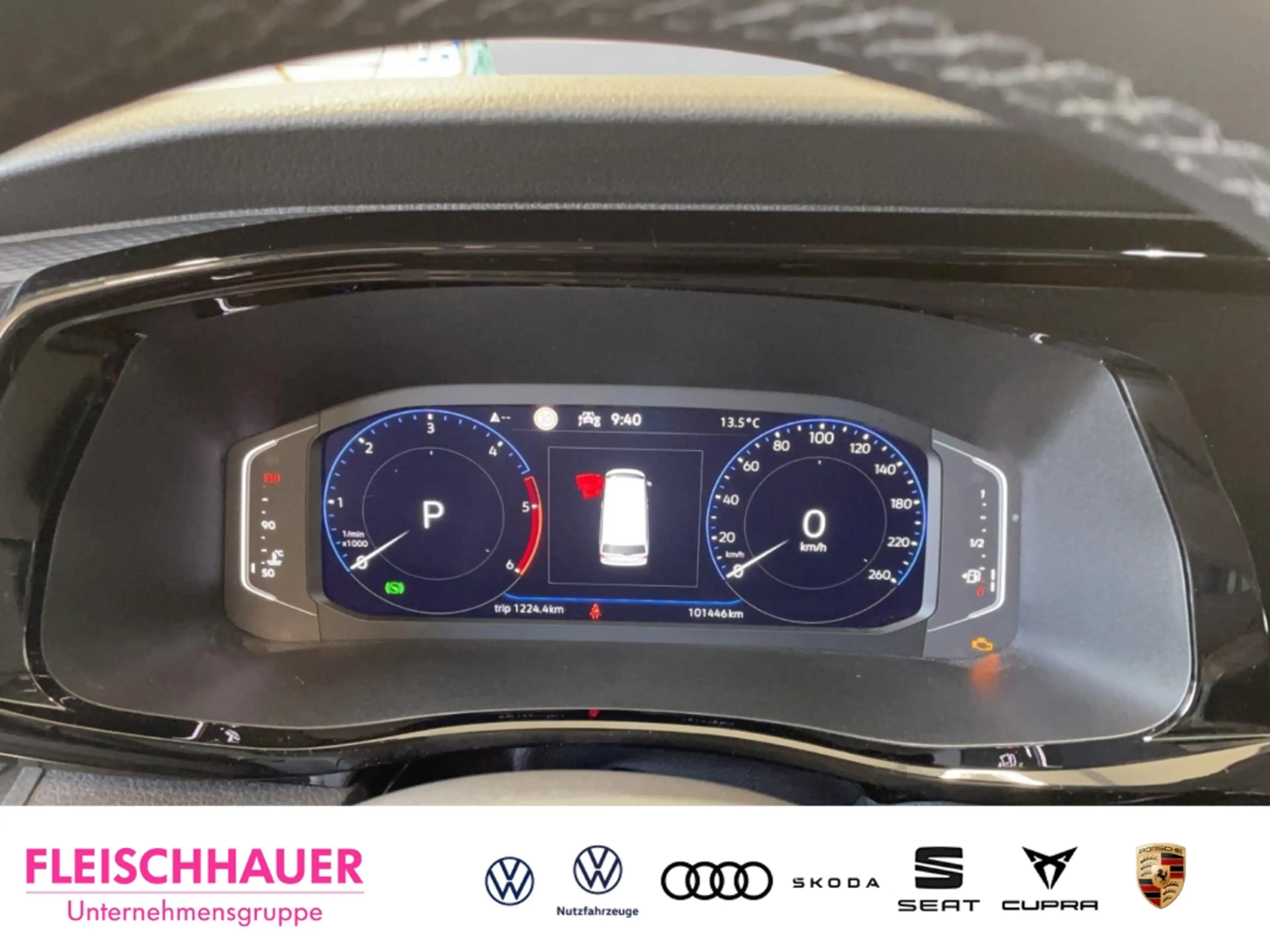 Volkswagen T6.1 Multivan 2,0 TDI 4MOTION Generation Six ACC LED AHK CarPlay — photo 17