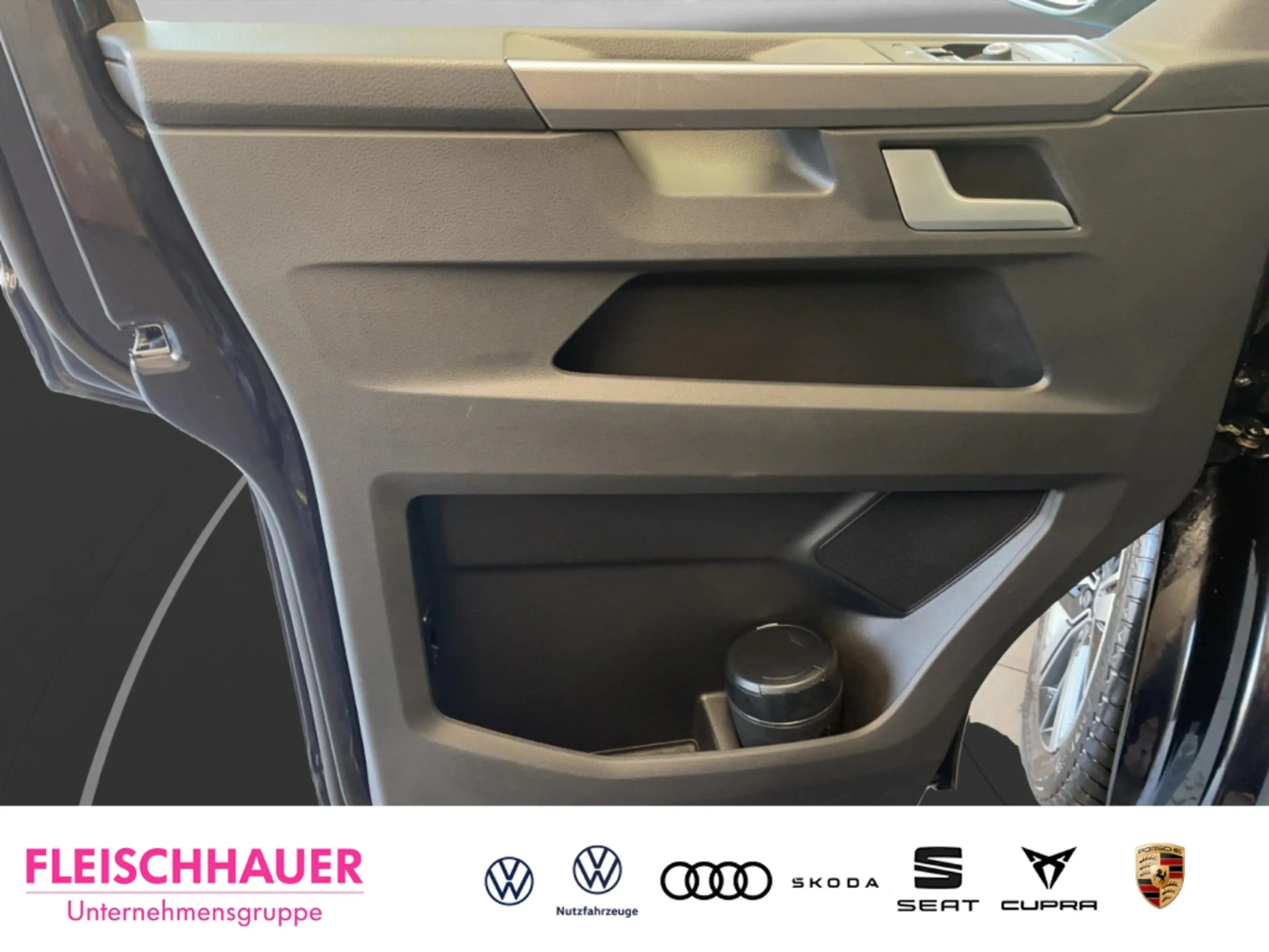 Volkswagen T6.1 Multivan 2,0 TDI 4MOTION Generation Six ACC LED AHK CarPlay — photo 20