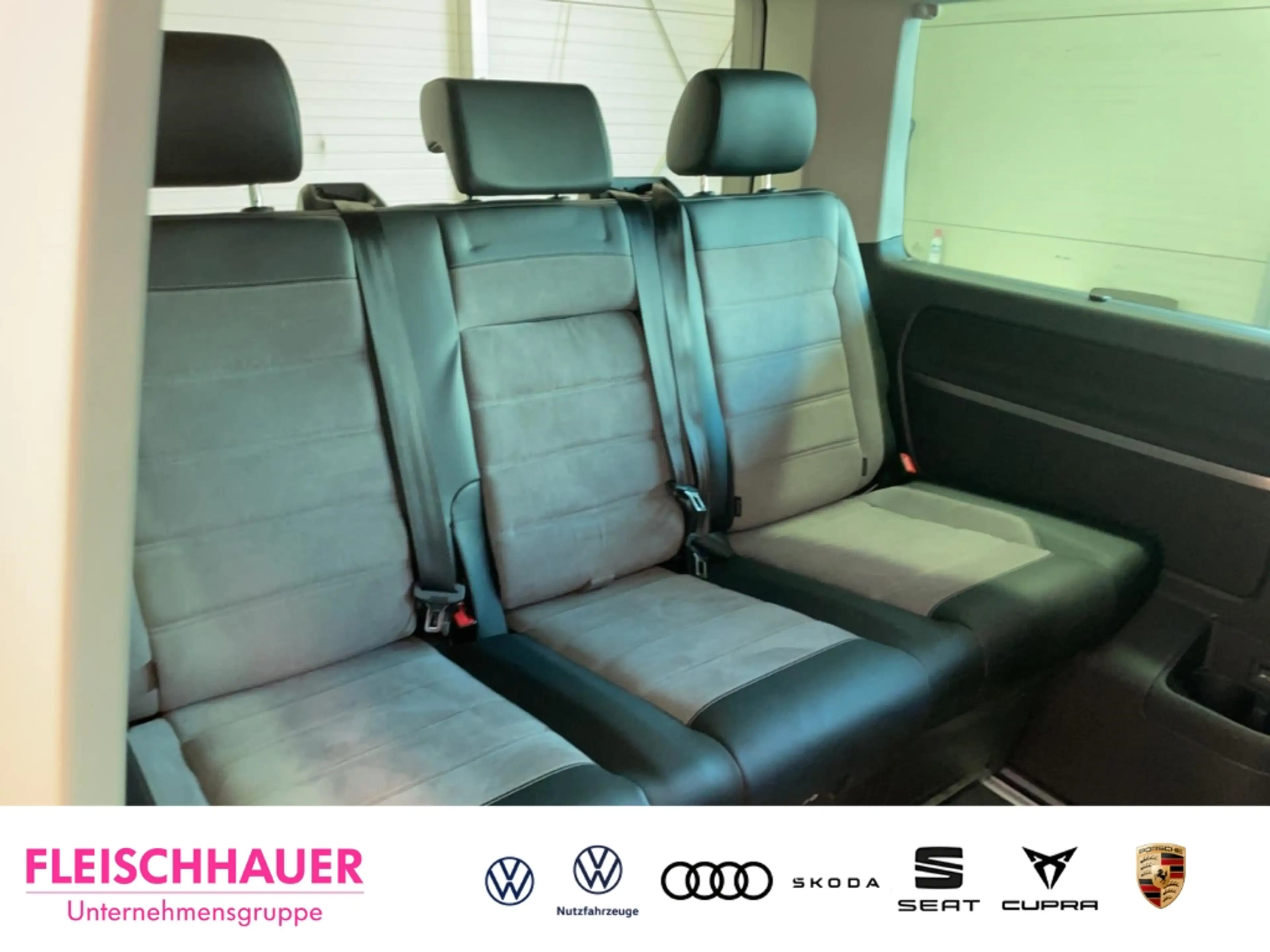 Volkswagen T6.1 Multivan 2,0 TDI 4MOTION Generation Six ACC LED AHK CarPlay — photo 19