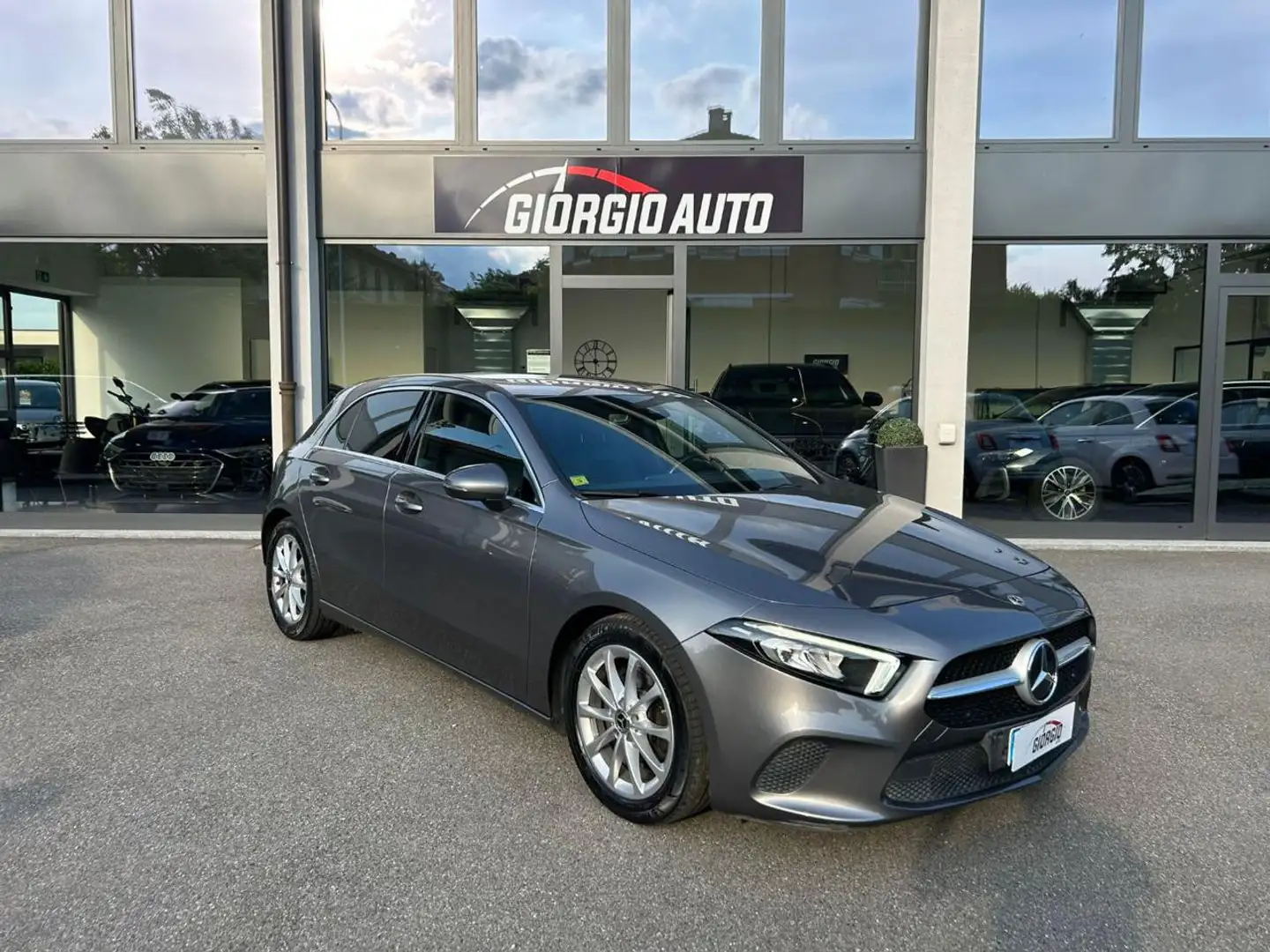 Mercedes-Benz A 180 d Automatic Business Gris - 1