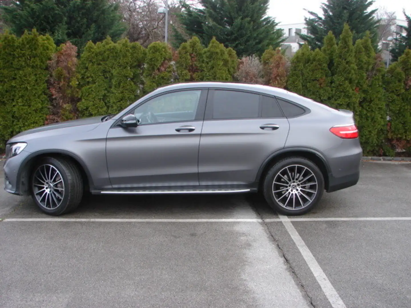 Mercedes-Benz GLC 350 e PHEV Coupé 4Matic AMG Styling Paket, AHK Grau - 2