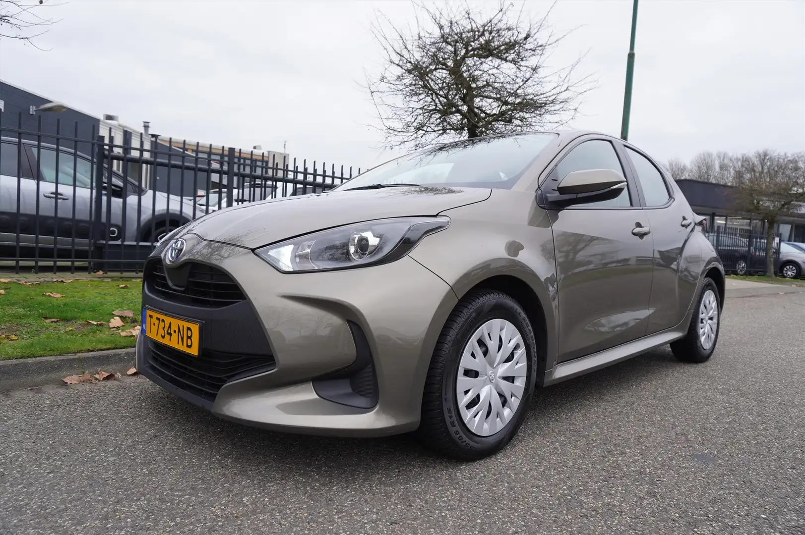 Toyota Yaris 1.5 Hybrid 116pk CVT Active Multi Media Parkeer Ca Beige - 1