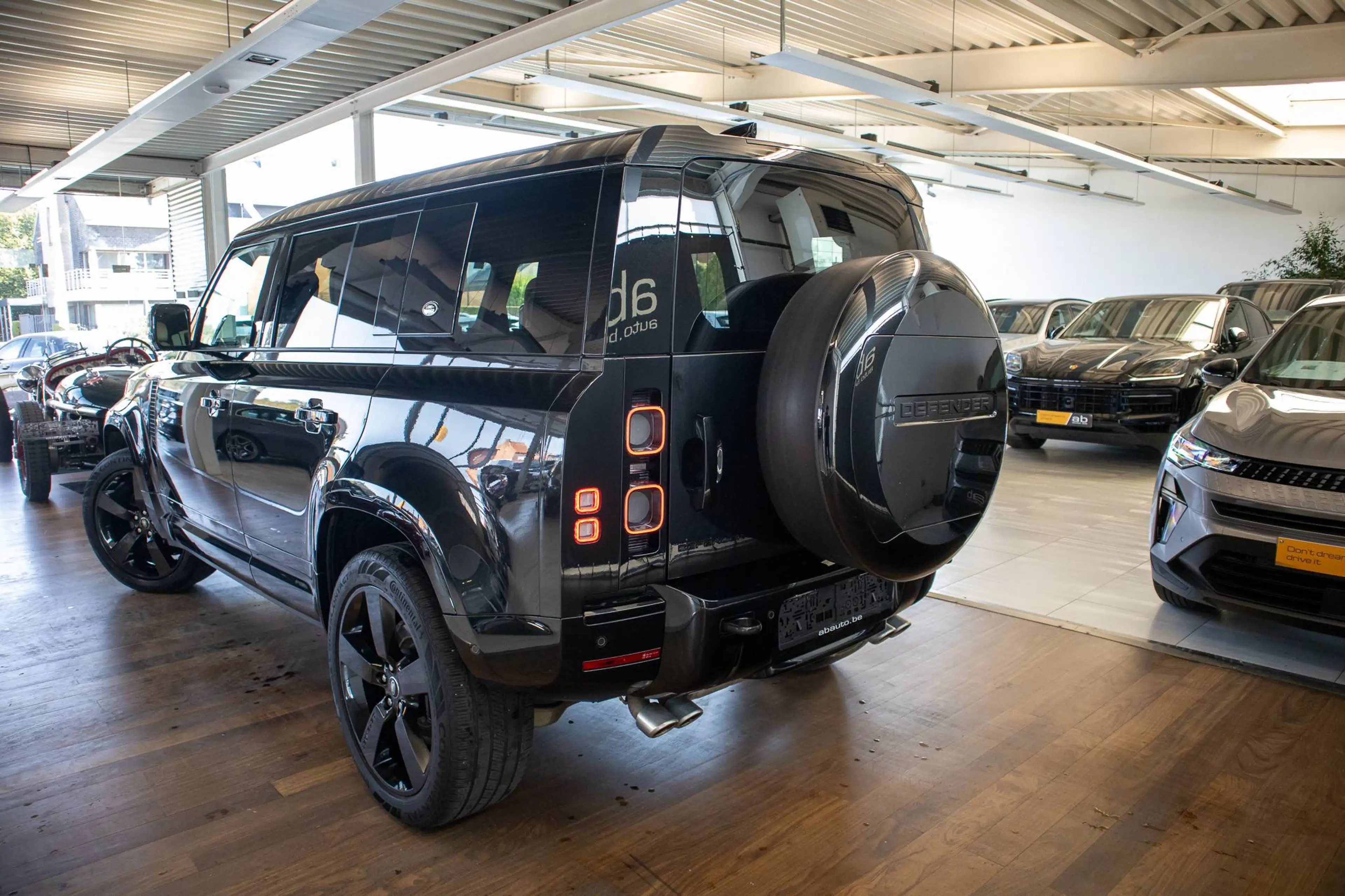 Land Rover Defender 110 V8 P525, PANO, MERIDAN, 360°, LUCHTVERING — photo 5