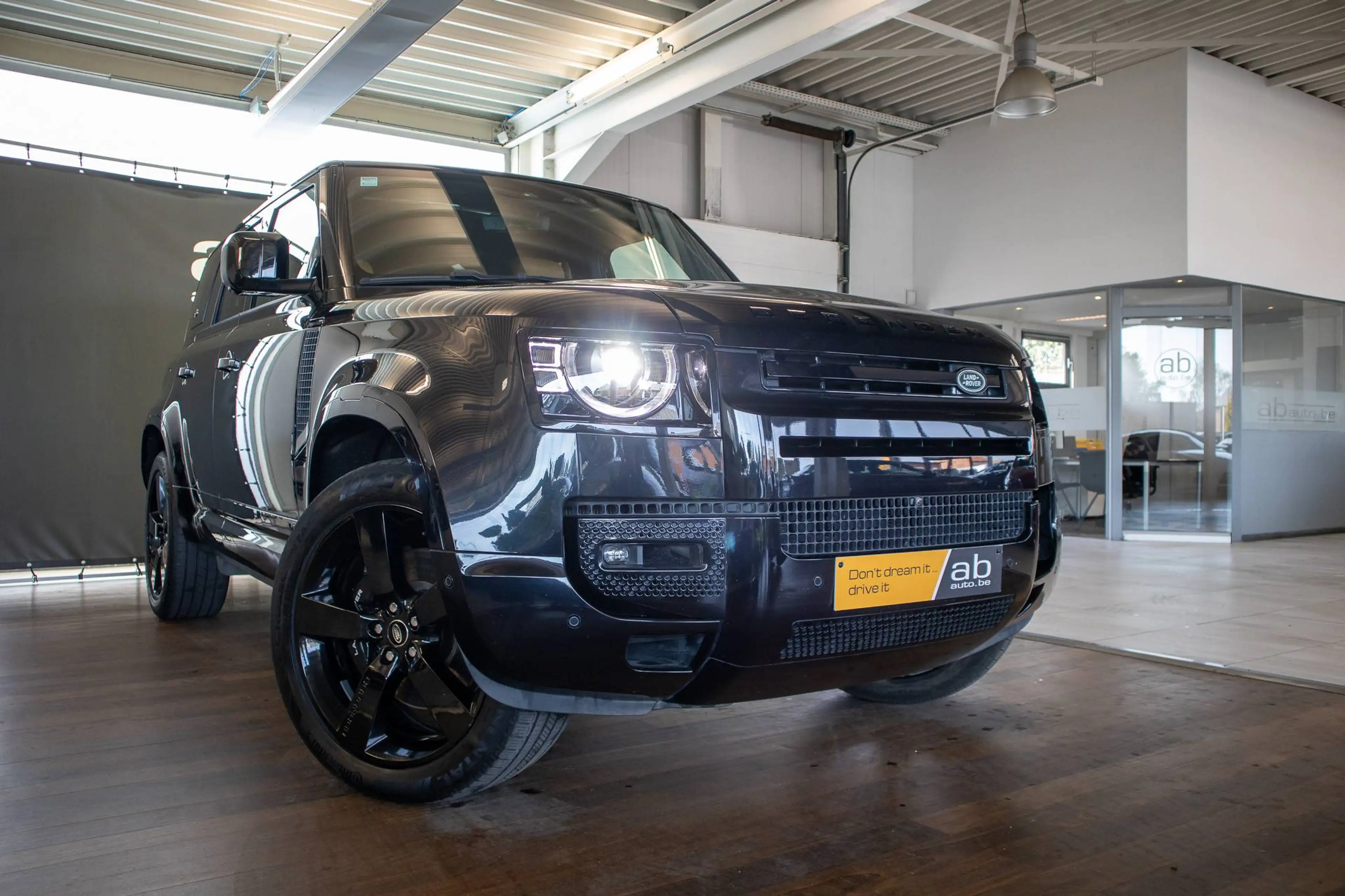 Land Rover Defender 110 V8 P525, PANO, MERIDAN, 360°, LUCHTVERING — photo 3
