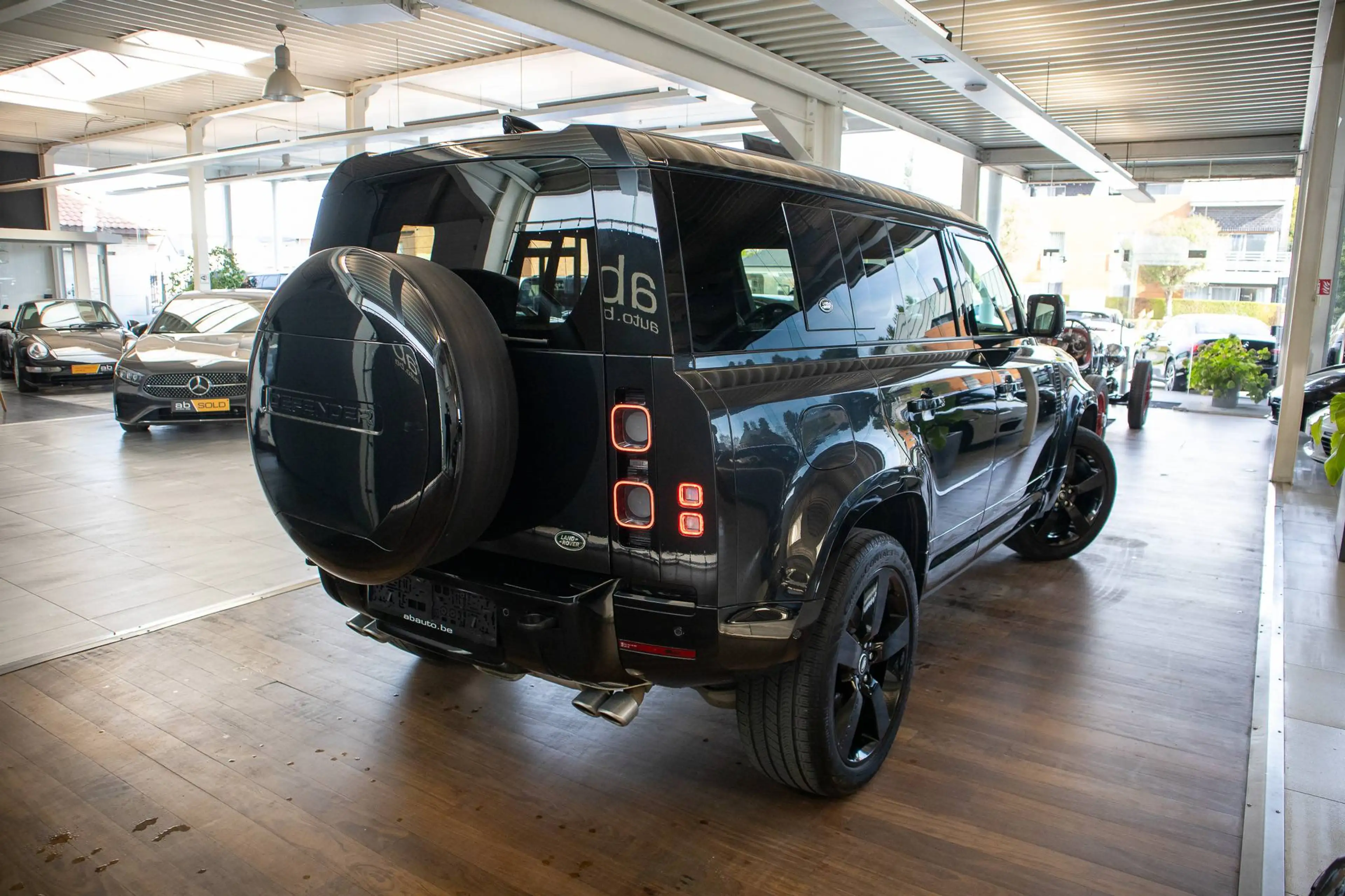 Land Rover Defender 110 V8 P525, PANO, MERIDAN, 360°, LUCHTVERING — photo 4
