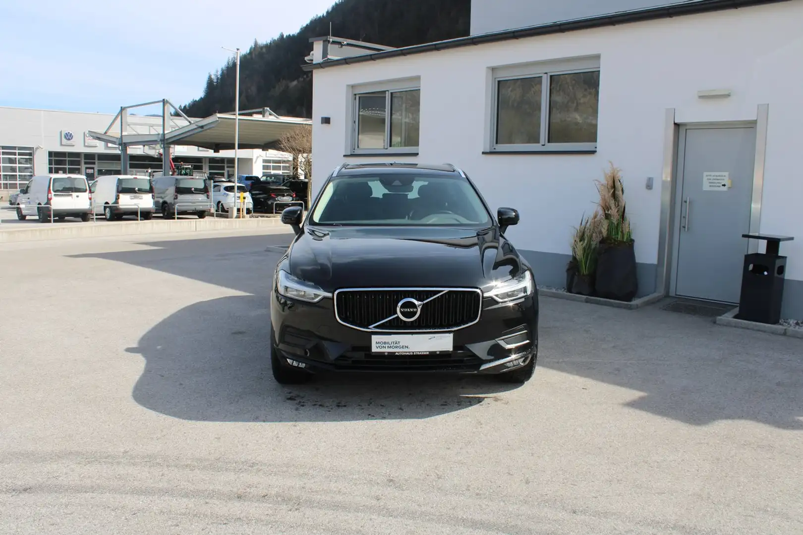 Volvo XC60 D4 Momentum AWD Geartronic Gris - 2