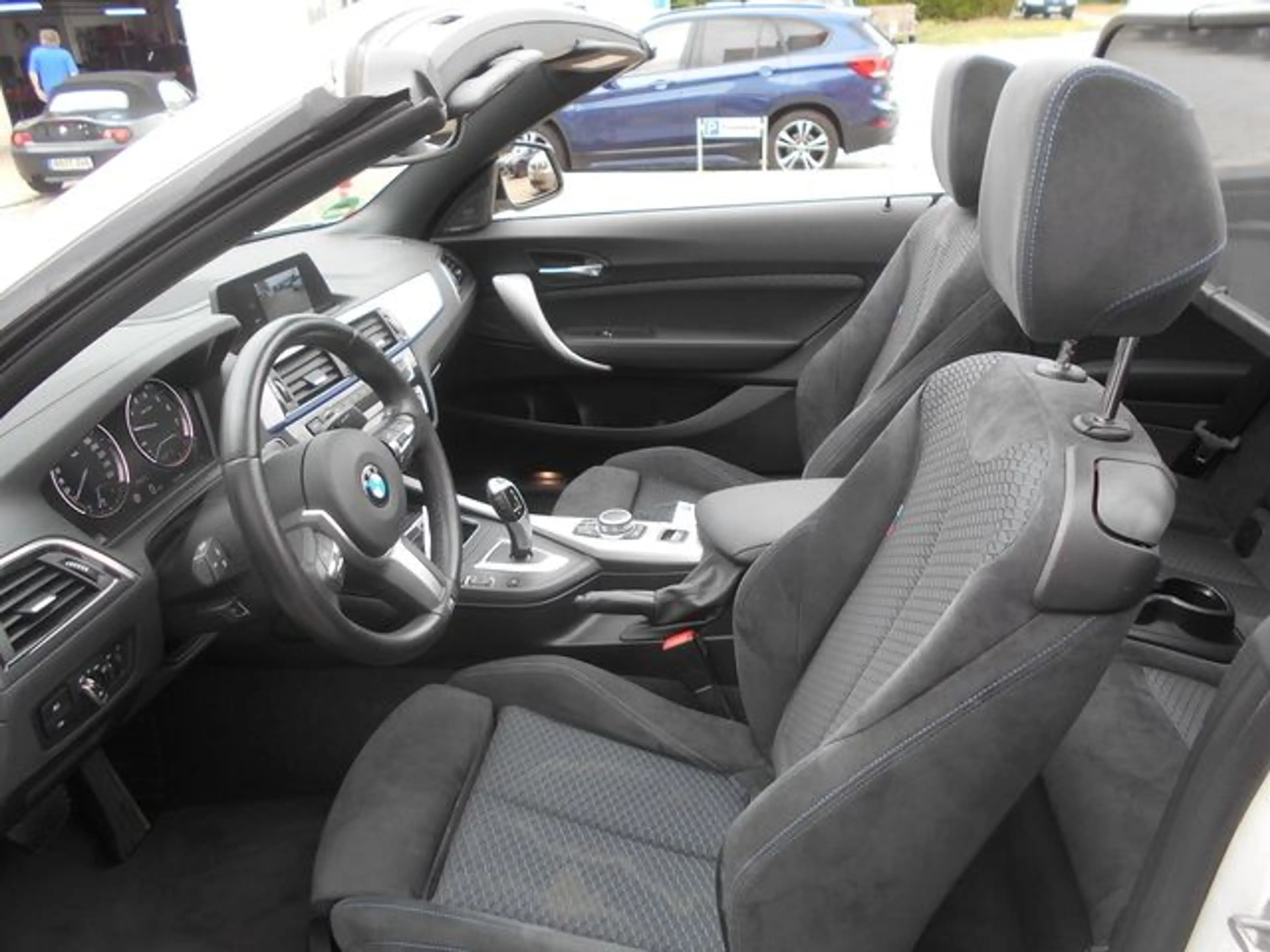 BMW 220 i Cabrio MSport — photo 11