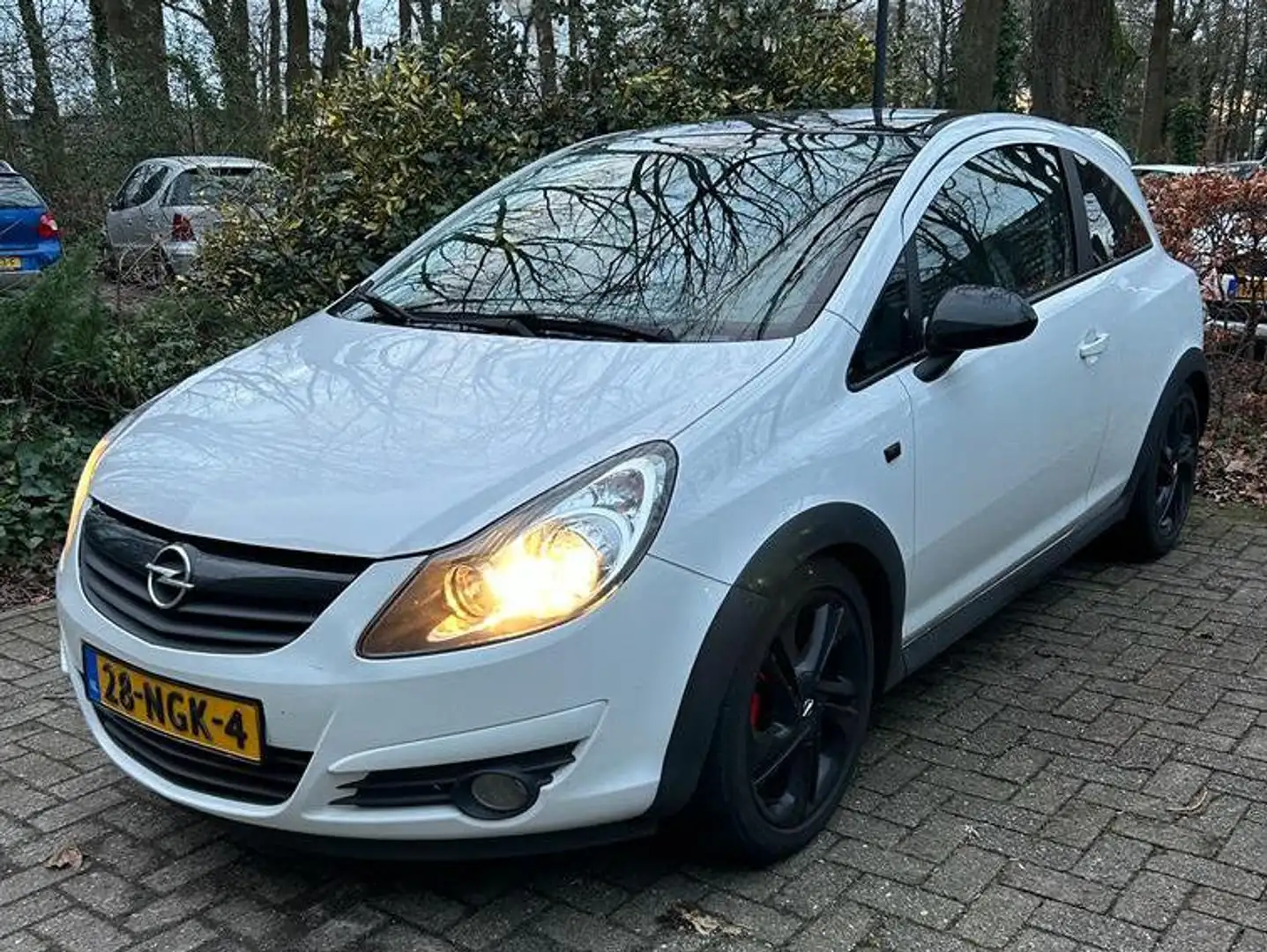Opel Corsa 1.4-16V 111 Edition Wit - 1
