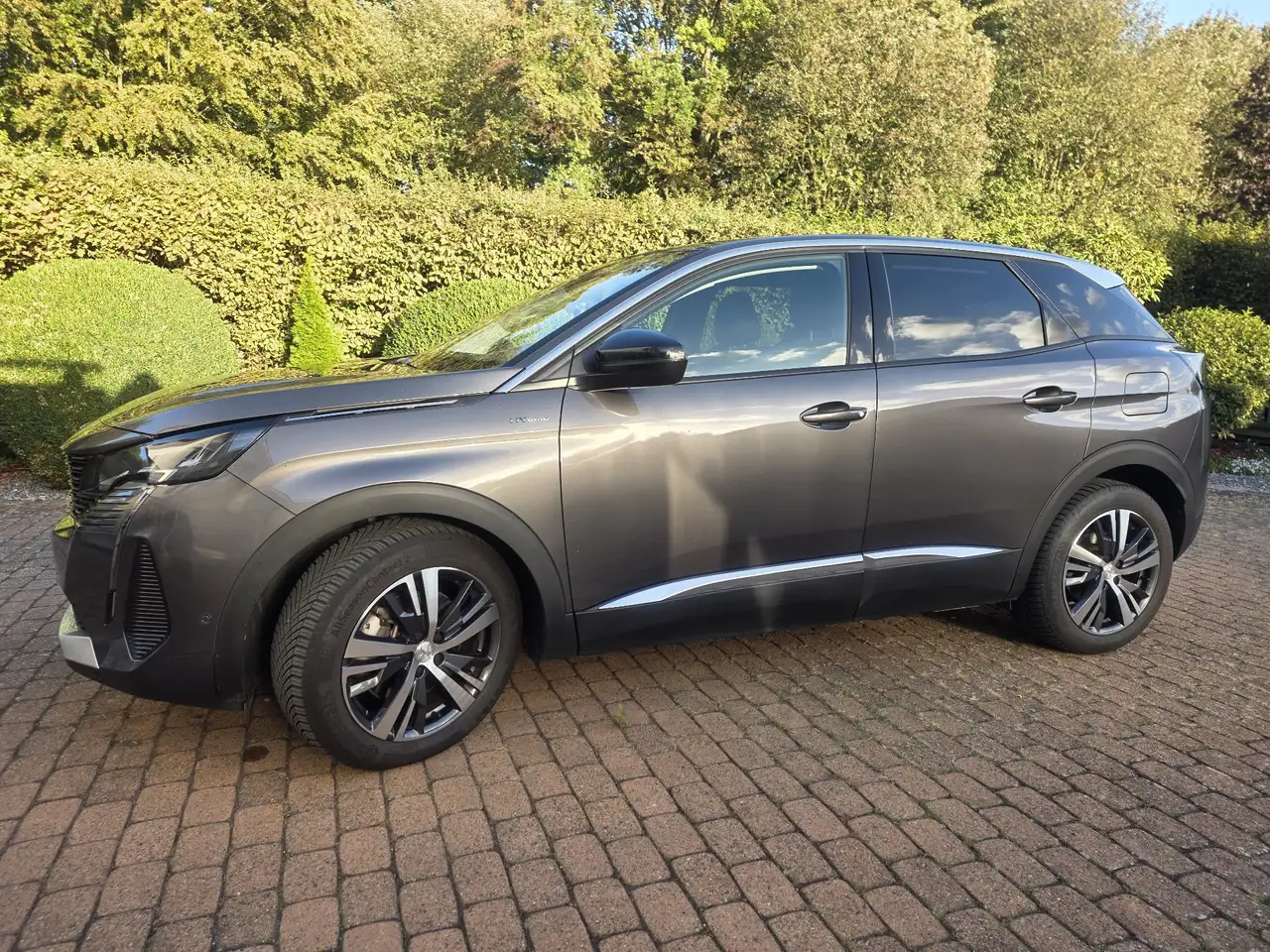 Peugeot 3008 Hybrid 225 Allure — photo 1 of 7