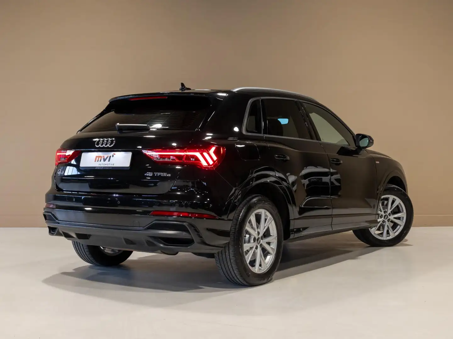 Audi Q3 45 TFSI e S edition / 245pk / 2x S-Line / LED Kopl Zwart - 2