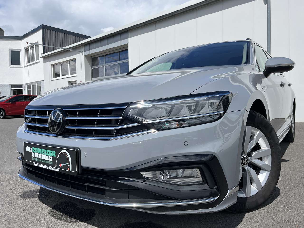 Volkswagen Passat Variant 2023 — 1.5 TSI DSG R-Line 156€ m.20% Anz. STHZ Navi RFK
