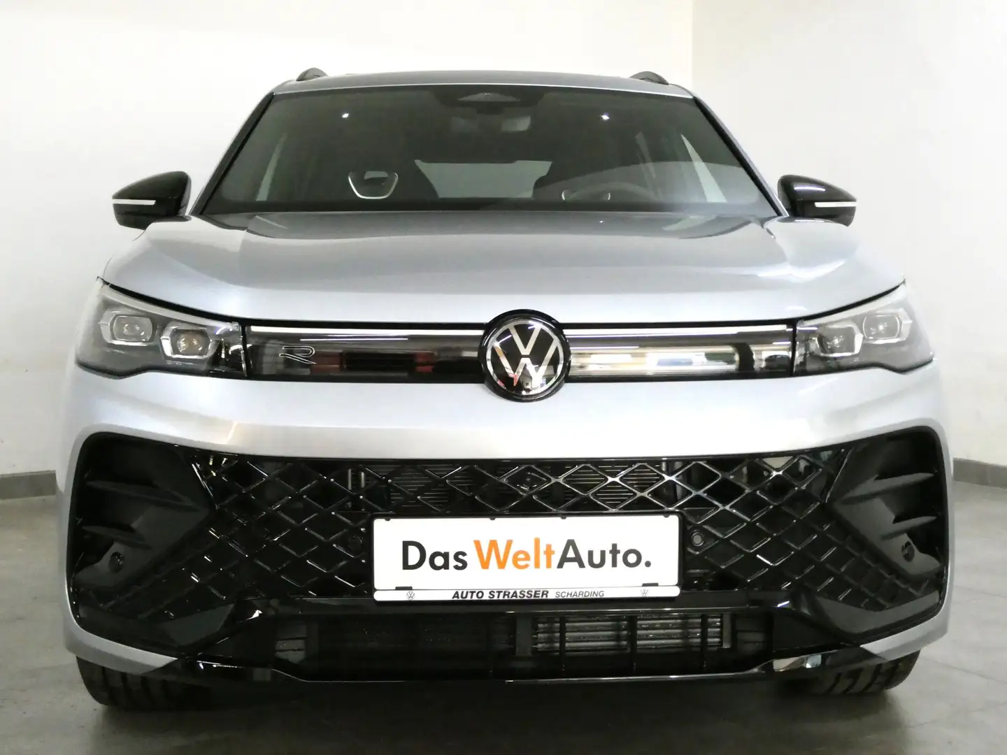 Volkswagen Tiguan DSG "R-Line" Matrix Navi Ahk ACC Panorama App DAB Silber - 2