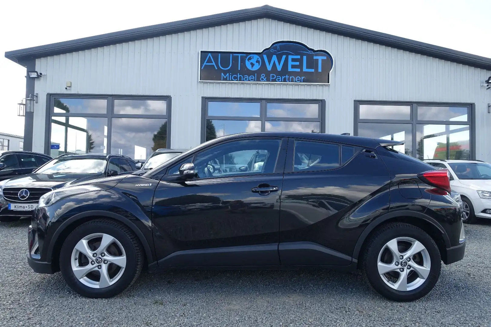 Toyota C-HR 1.8 Hybrid Aut. KLIMAAUT KAM LED NAV DAB 17 Schwarz - 1