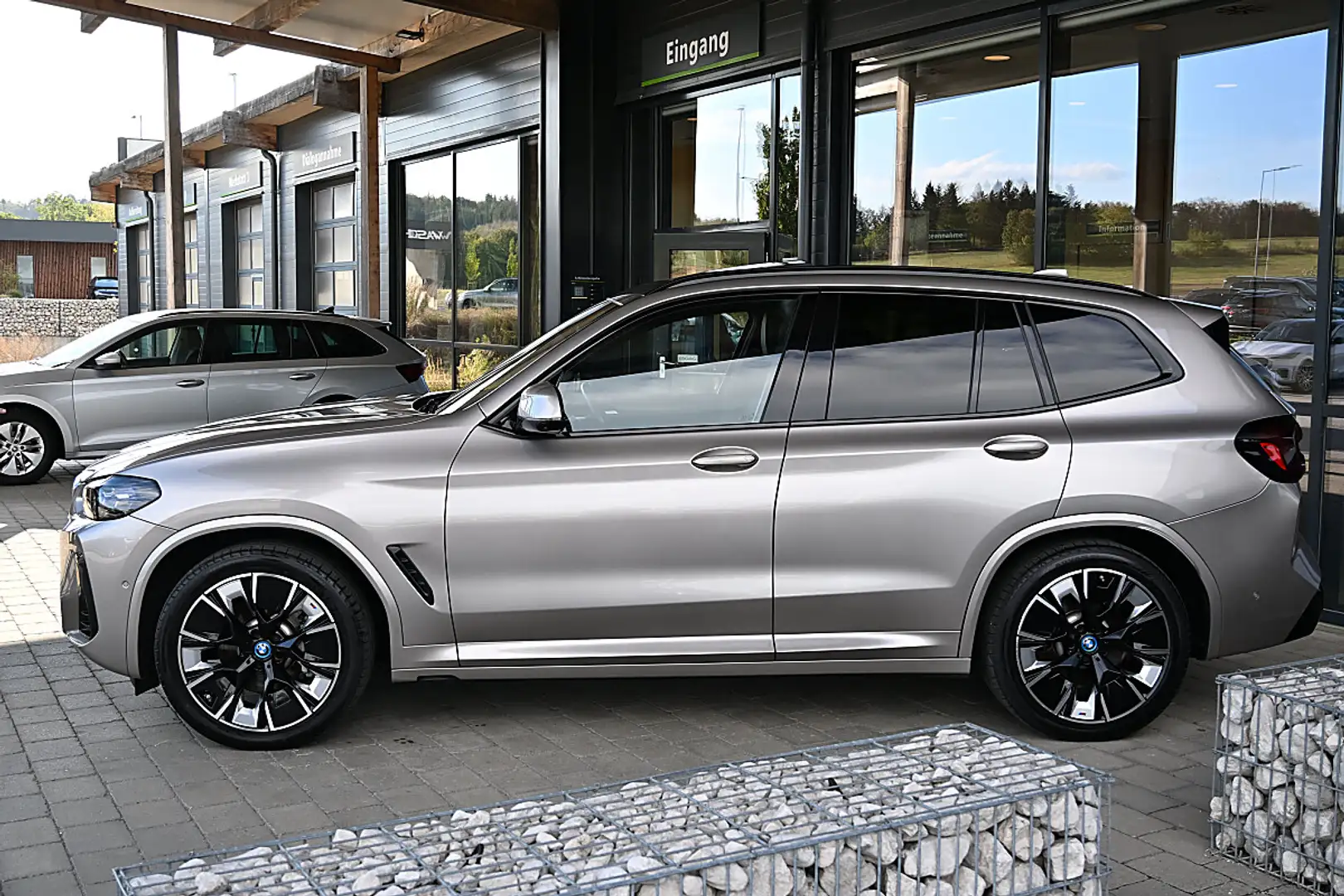 BMW iX3 M 73,8kWh Sport Impressive ACC, adapt. LED, Har... Silber - 2