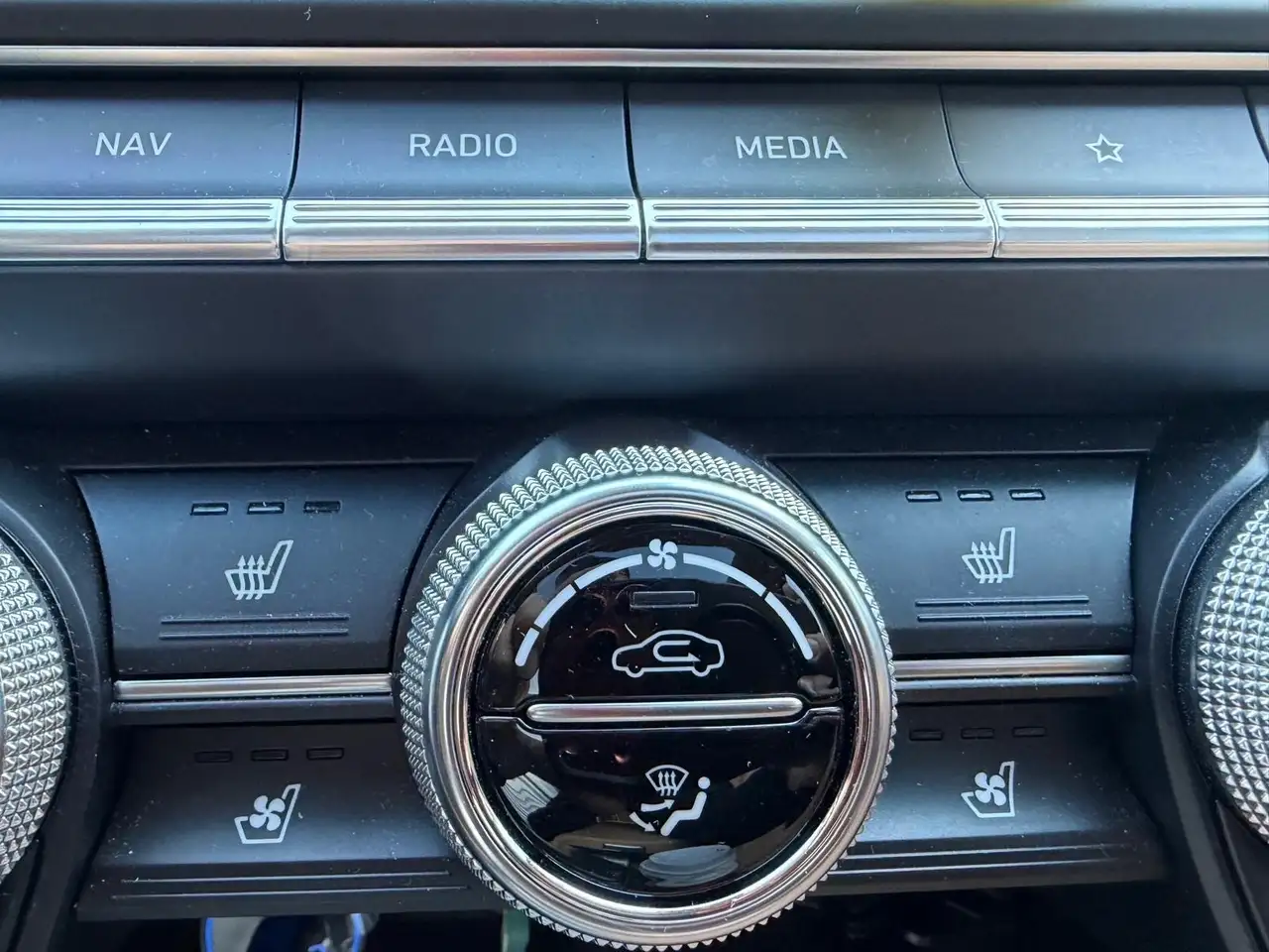 Genesis G70 снимка Genesis G70