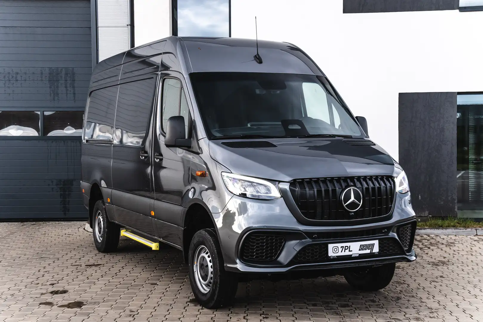 Mercedes-Benz Sprinter Sprinter 319 CDI AWD 4x4 FULL Custom "AMG" Bumper Gris - 1