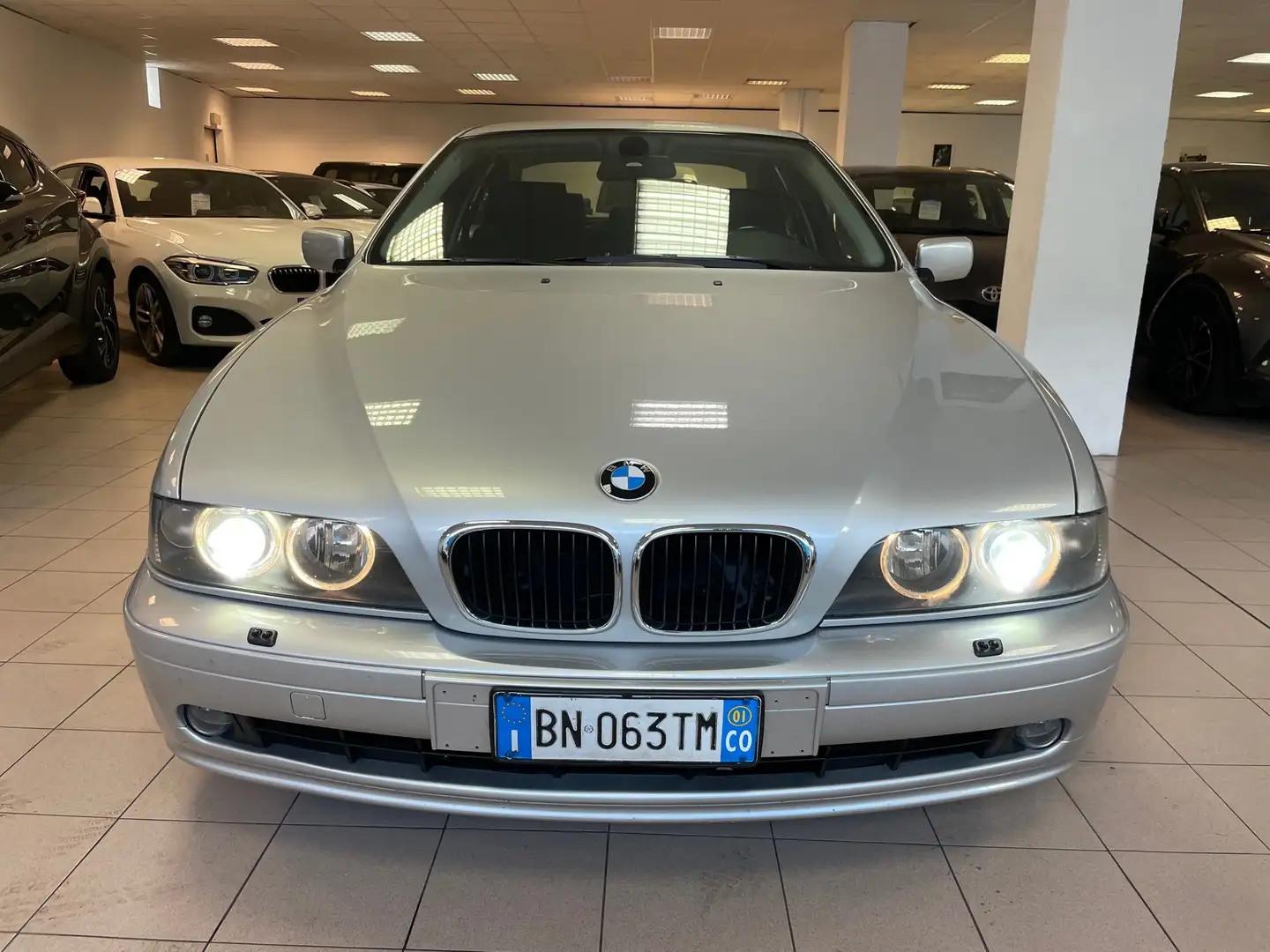BMW 520 520i Attiva 170cv srebrna - 2